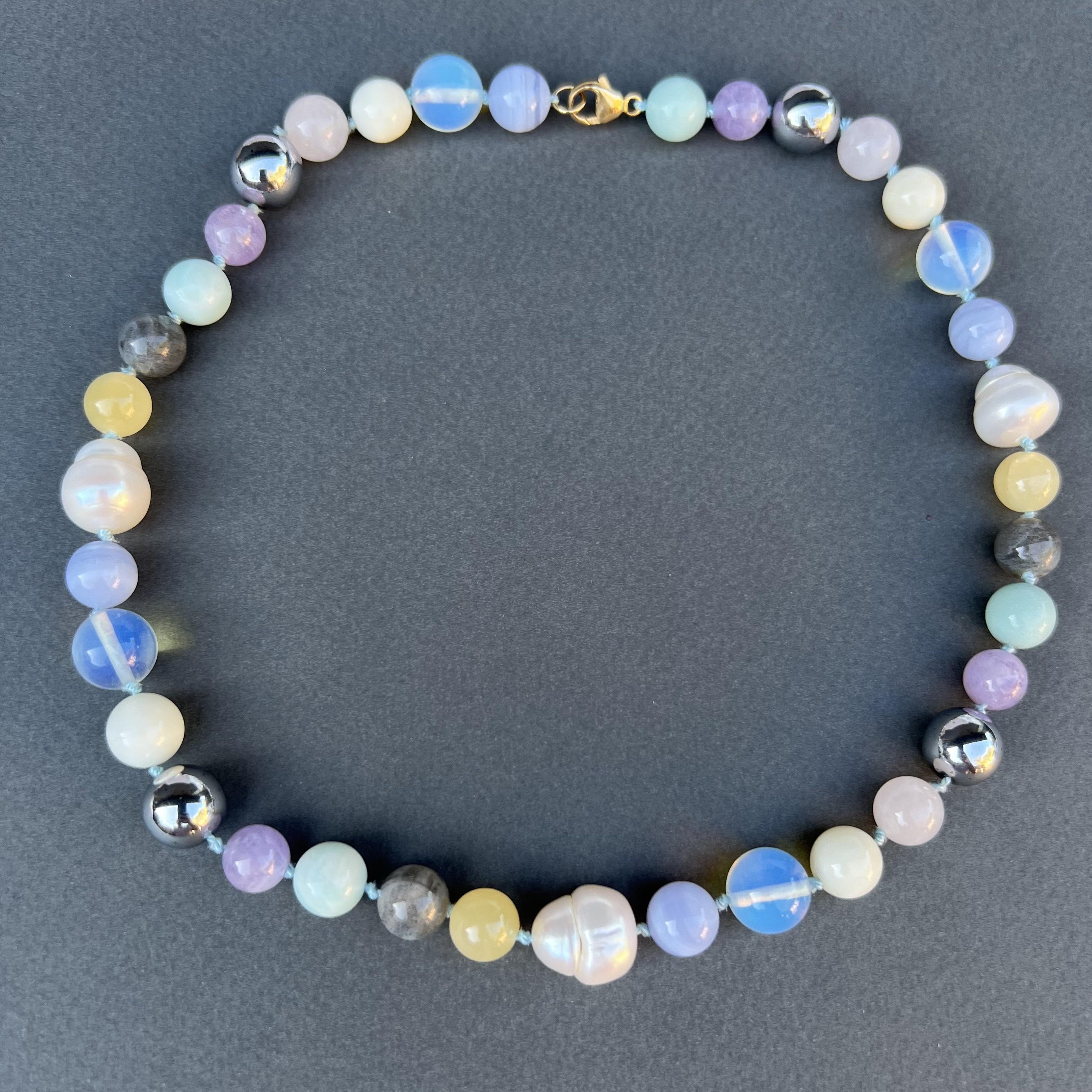 Bunte Perlen-Halskette für den Choker in Pastell, Rosa, Hellblau und Gelb J Dauphin im Angebot 1