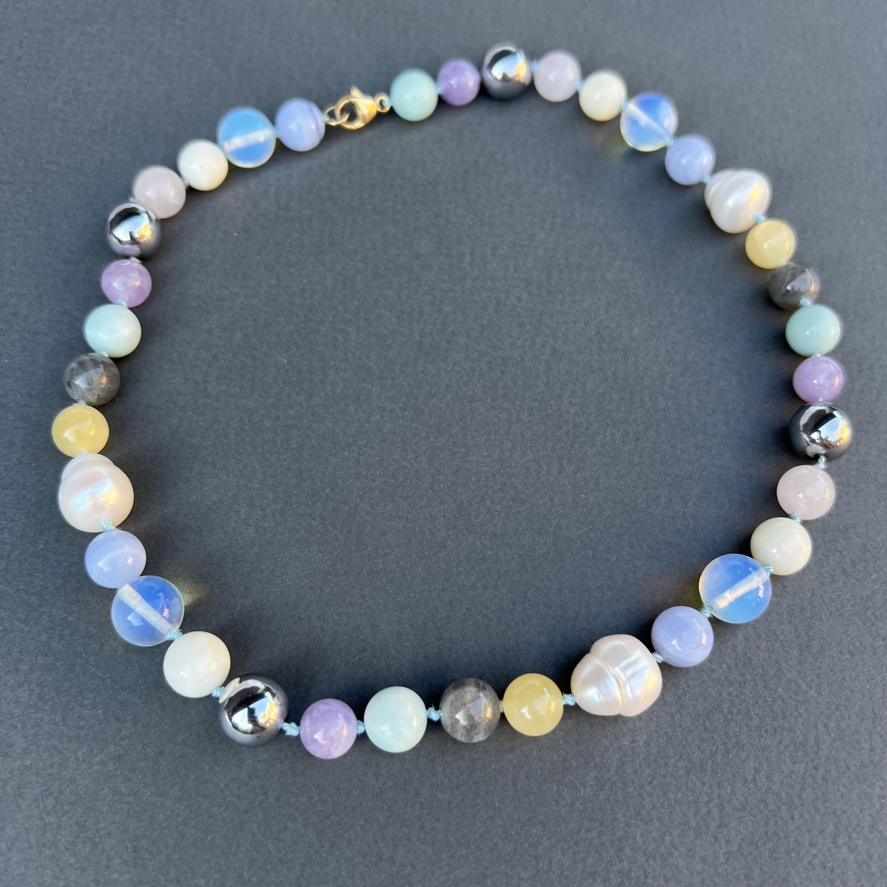 Bunte Perlen-Halskette für den Choker in Pastell, Rosa, Hellblau und Gelb J Dauphin im Angebot 2