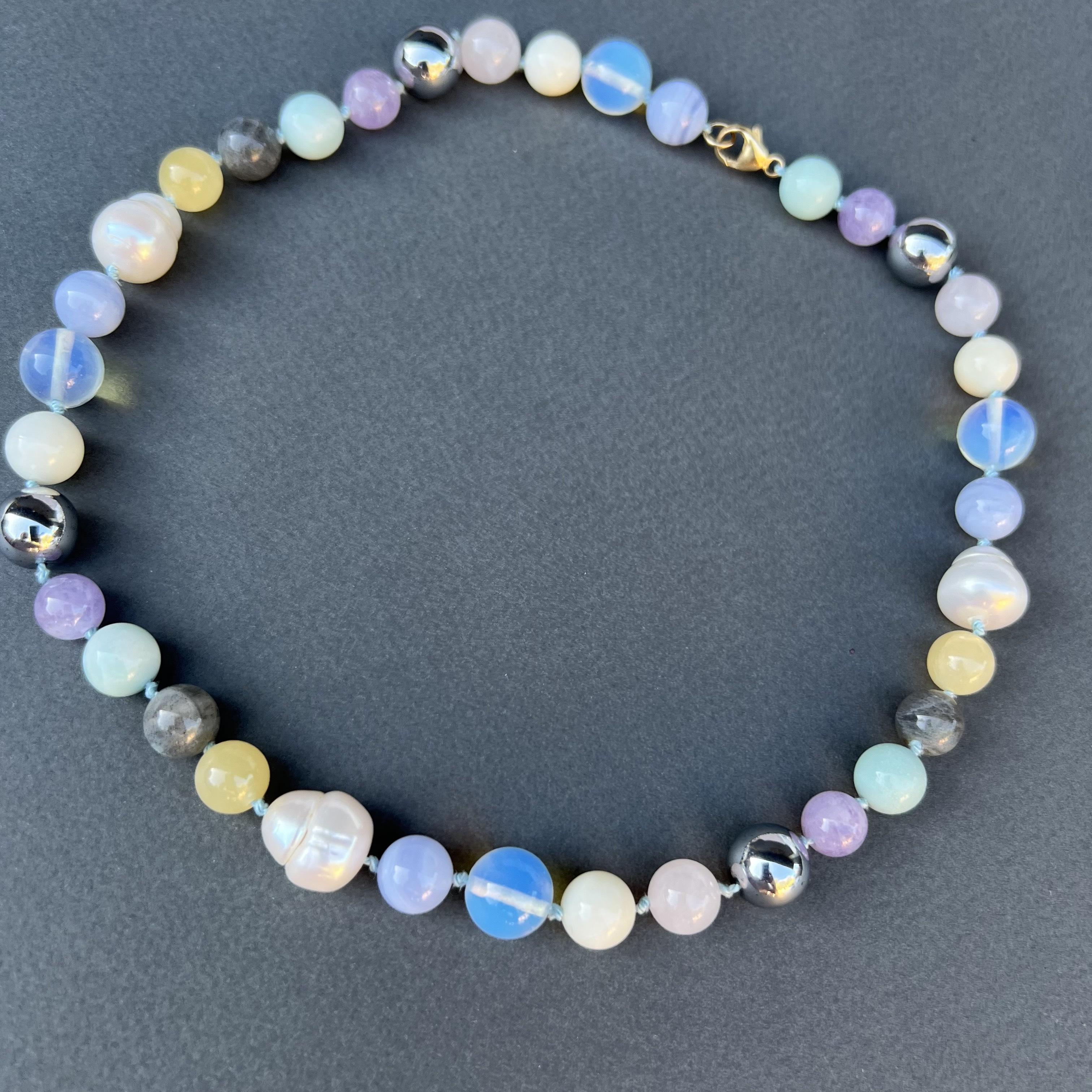 Bunte Perlen-Halskette für den Choker in Pastell, Rosa, Hellblau und Gelb J Dauphin im Angebot 3
