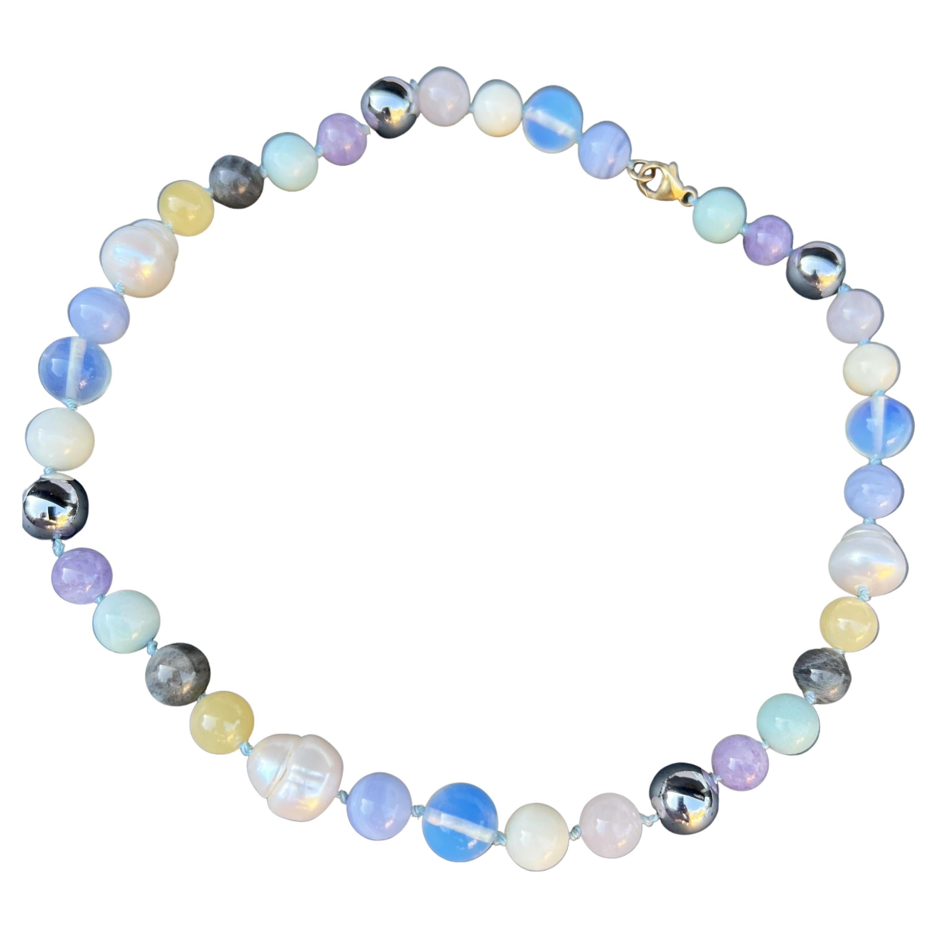 Collier ras du cou J Dauphin en perles semi-précieuses multicolores et pastel