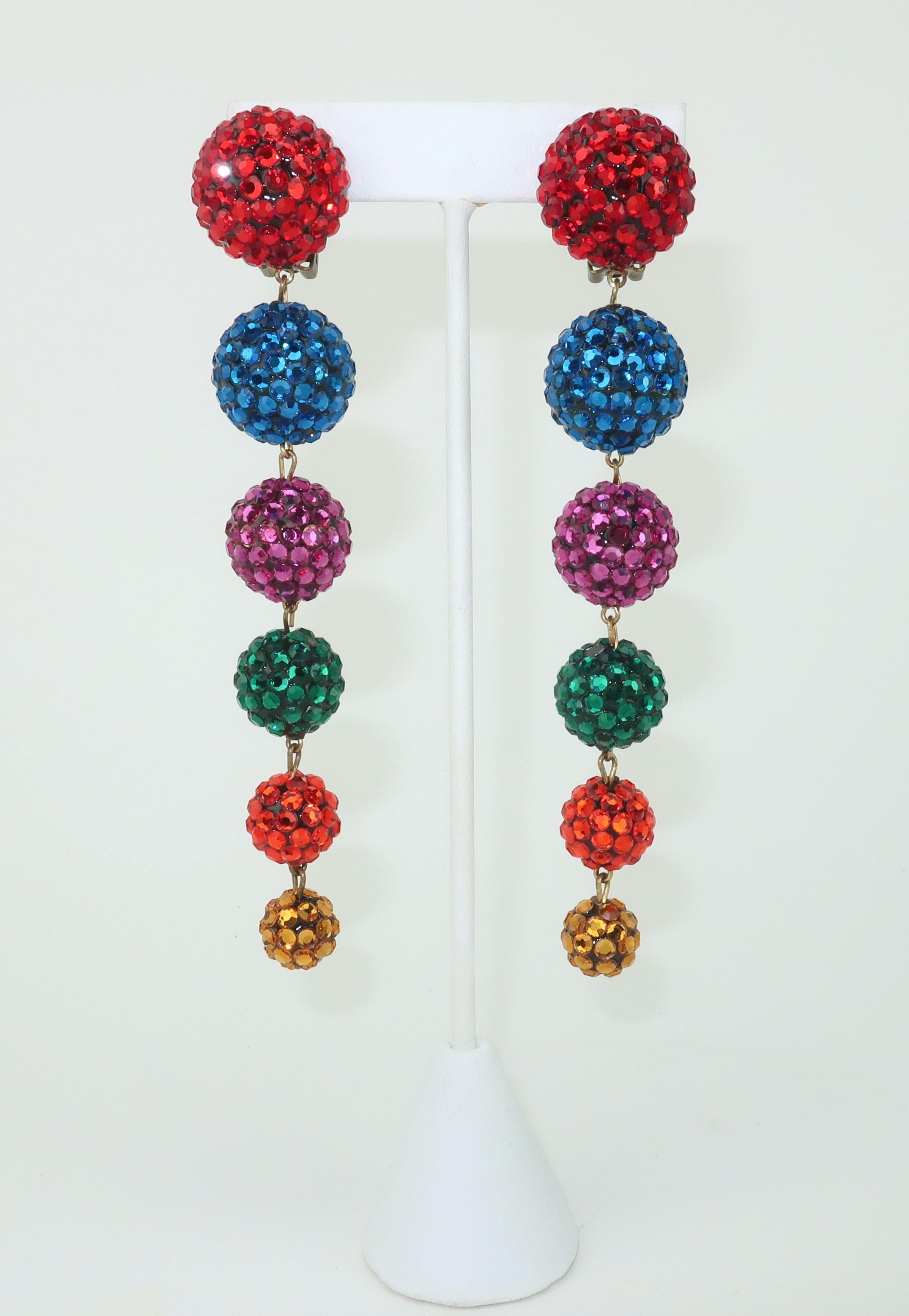 ¡Estos pendientes son toda una fiesta!  Si lo que te llama la atención no es la longitud del 