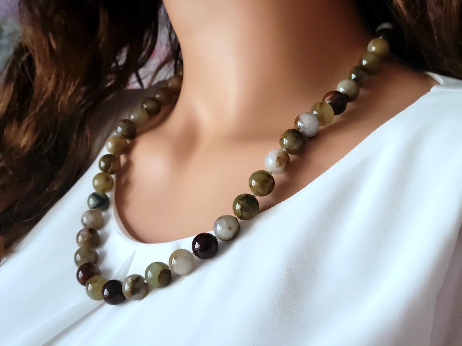 Donna Collana di pietersite multicolore in vendita