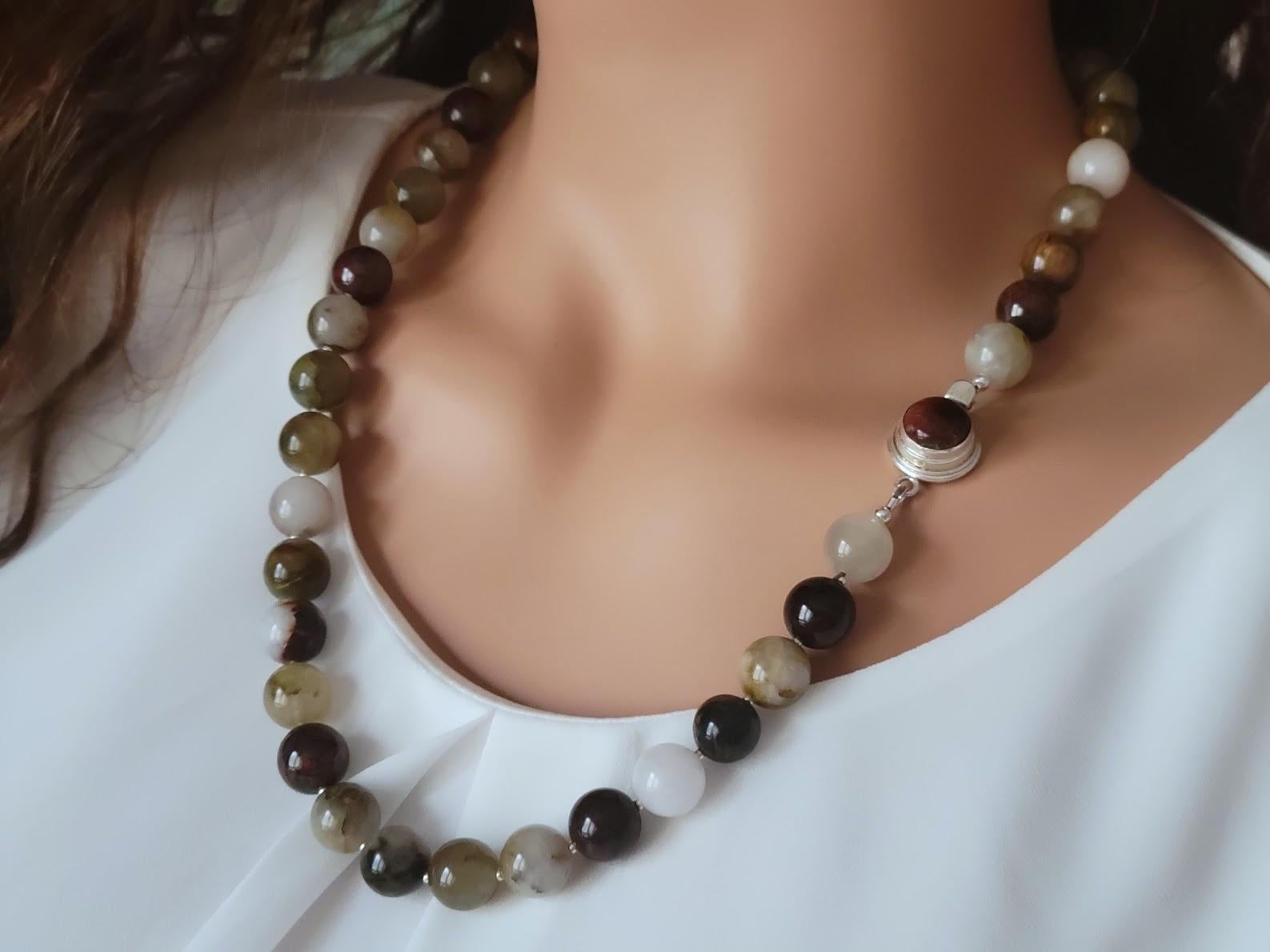 Collana di pietersite multicolore in vendita 1