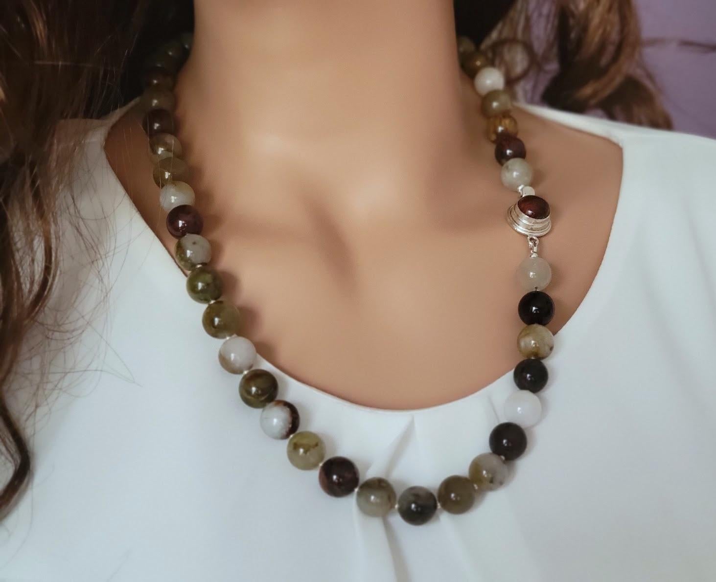 Collana di pietersite multicolore in vendita 2