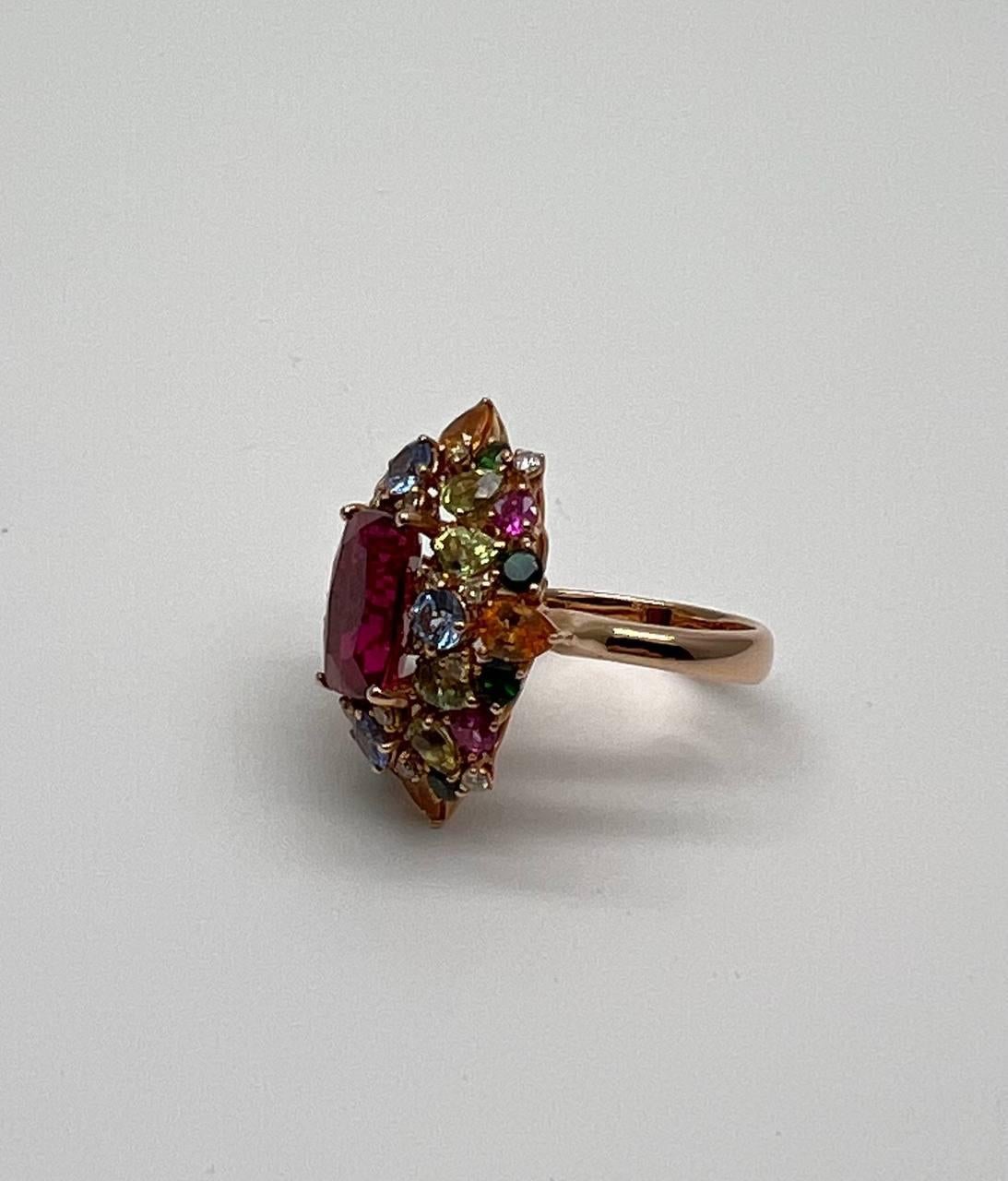 Taglio smeraldo Anello multi colore con rubini, zaffiri, granati e diamanti in oro rosa 18 carati in vendita