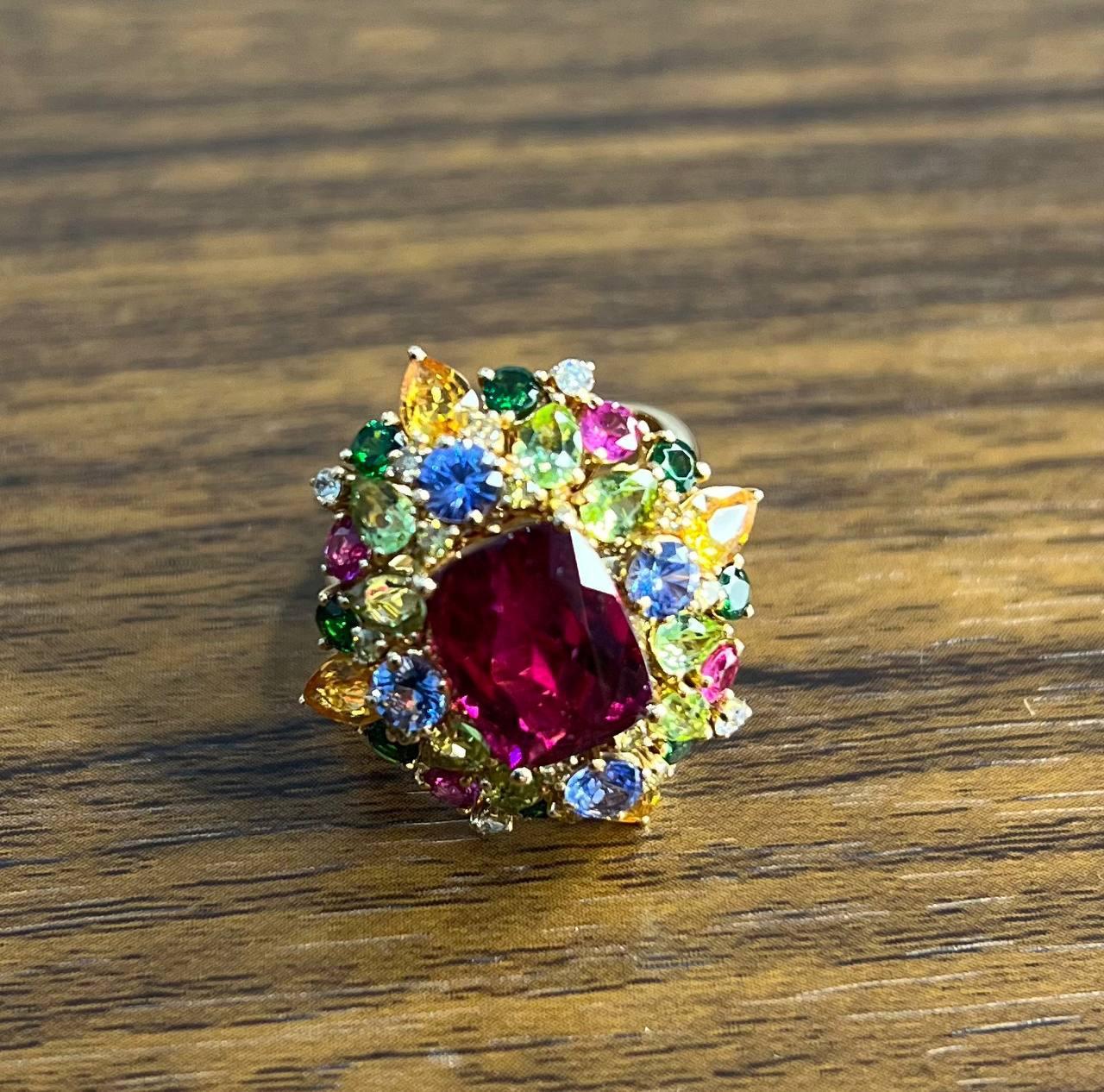 Anello multi colore con rubini, zaffiri, granati e diamanti in oro rosa 18 carati in vendita 1