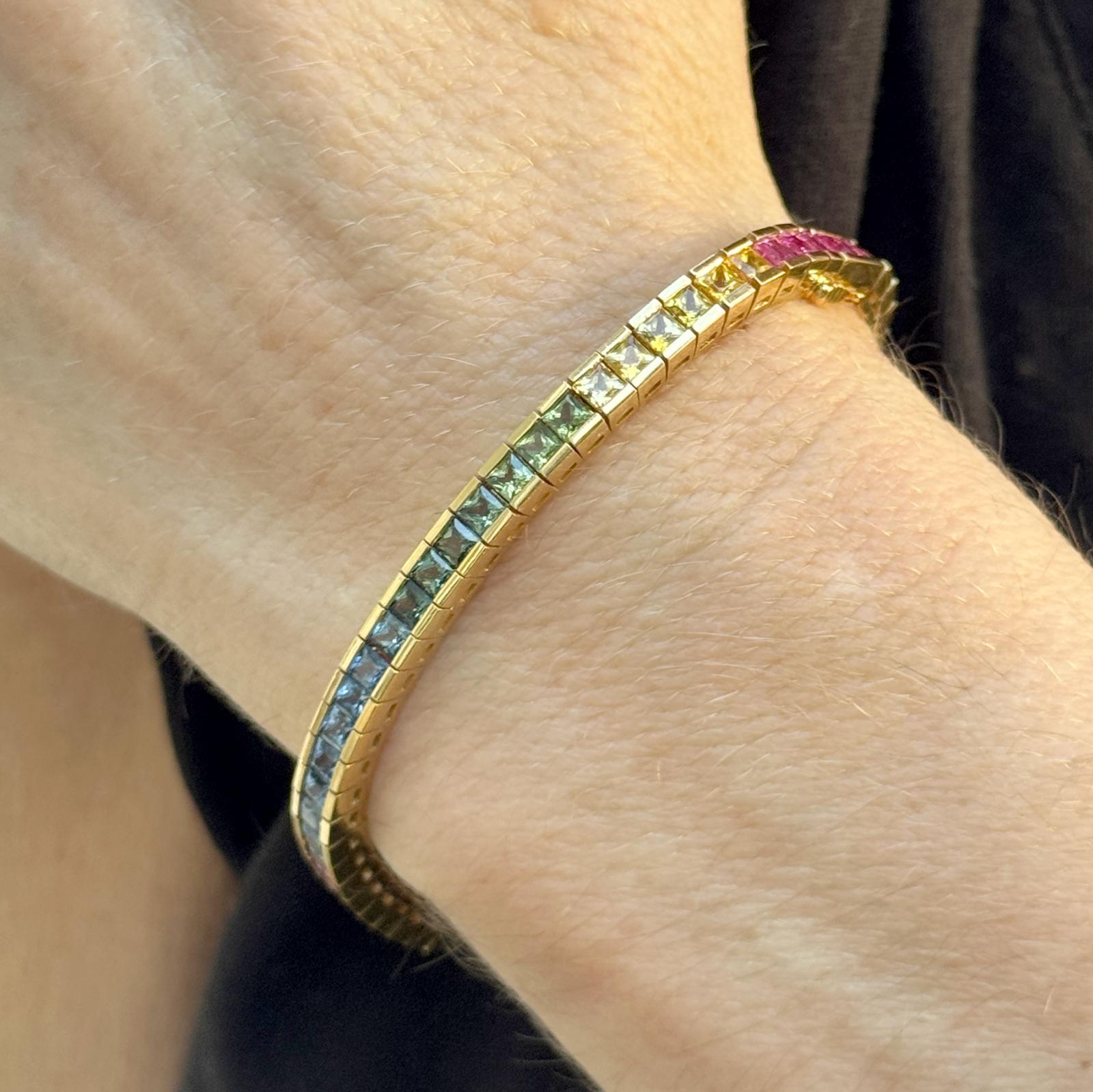 Mehrfarbiges Regenbogen-Saphir-Tennisarmband aus 18 Karat Gelbgold mit Linie (Moderne)
