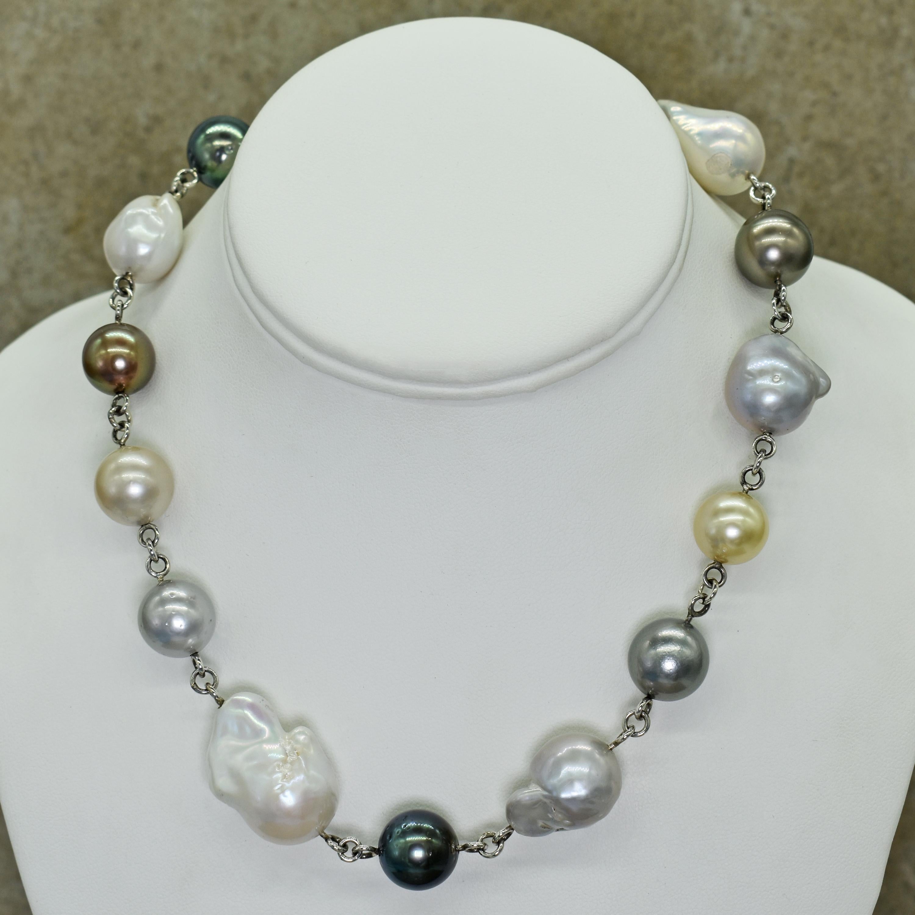 Runde und barocke Perlenbohrperlen in einer Vielzahl von Farben, darunter Tahiti-, Weiß-, Rosa-, Gold-, Schwarz- und Grautöne, verbunden in einer Gliederkette aus Sterlingsilber. Die Perlen haben eine Größe von 13 mm bis 30 mm. Die Halskette ist 17