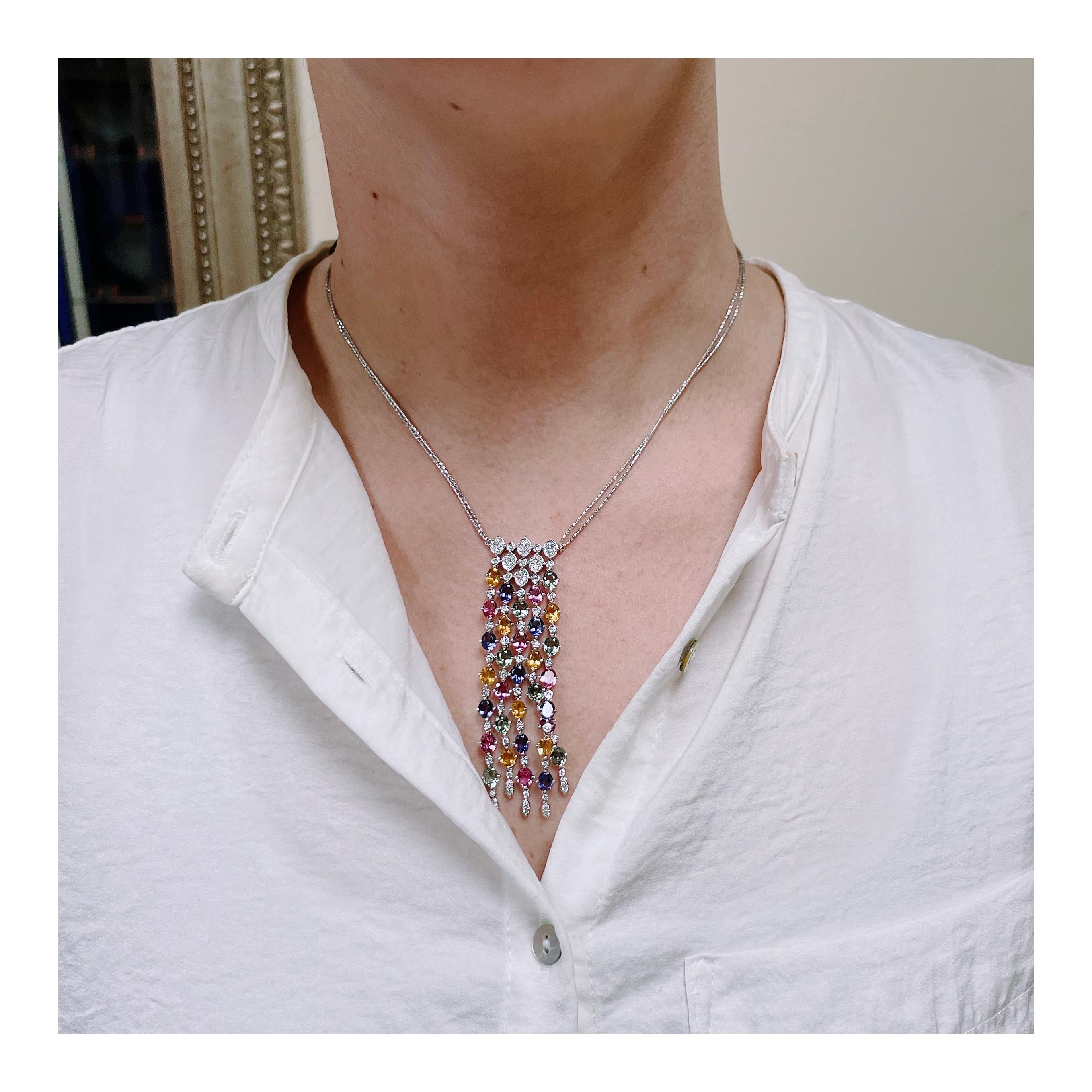 Ciondolo in oro bianco 18 carati con zaffiro multicolore e diamanti, anni '80 circa in vendita 1