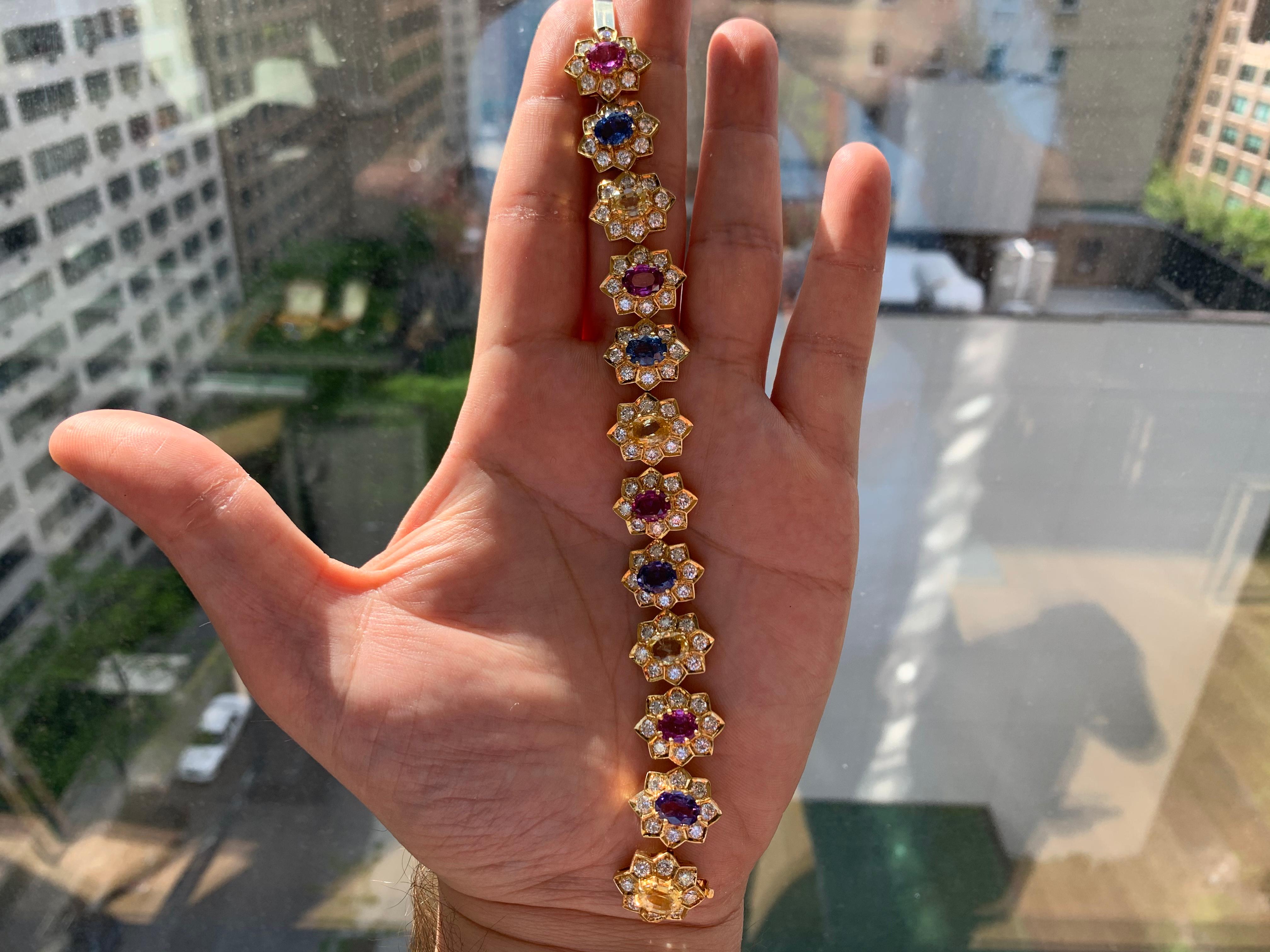 Armband mit mehrfarbigen Saphiren und Diamanten (Rundschliff) im Angebot