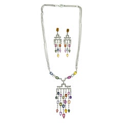 Ensemble collier et boucles d'oreilles lustre en or blanc avec saphirs multicolores et diamants