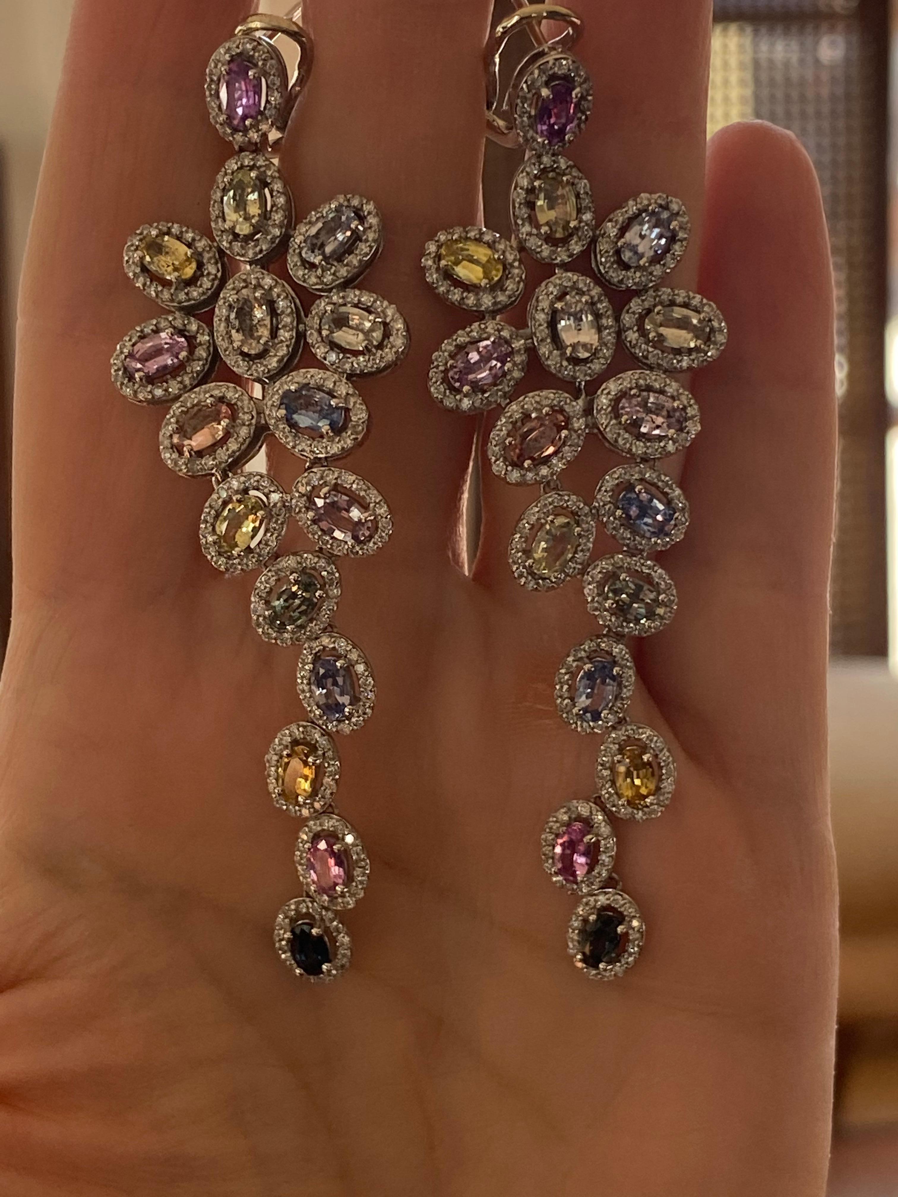Mehrfarbige Saphir- und Diamant-Ohrringe in Tropfenform im Angebot 1