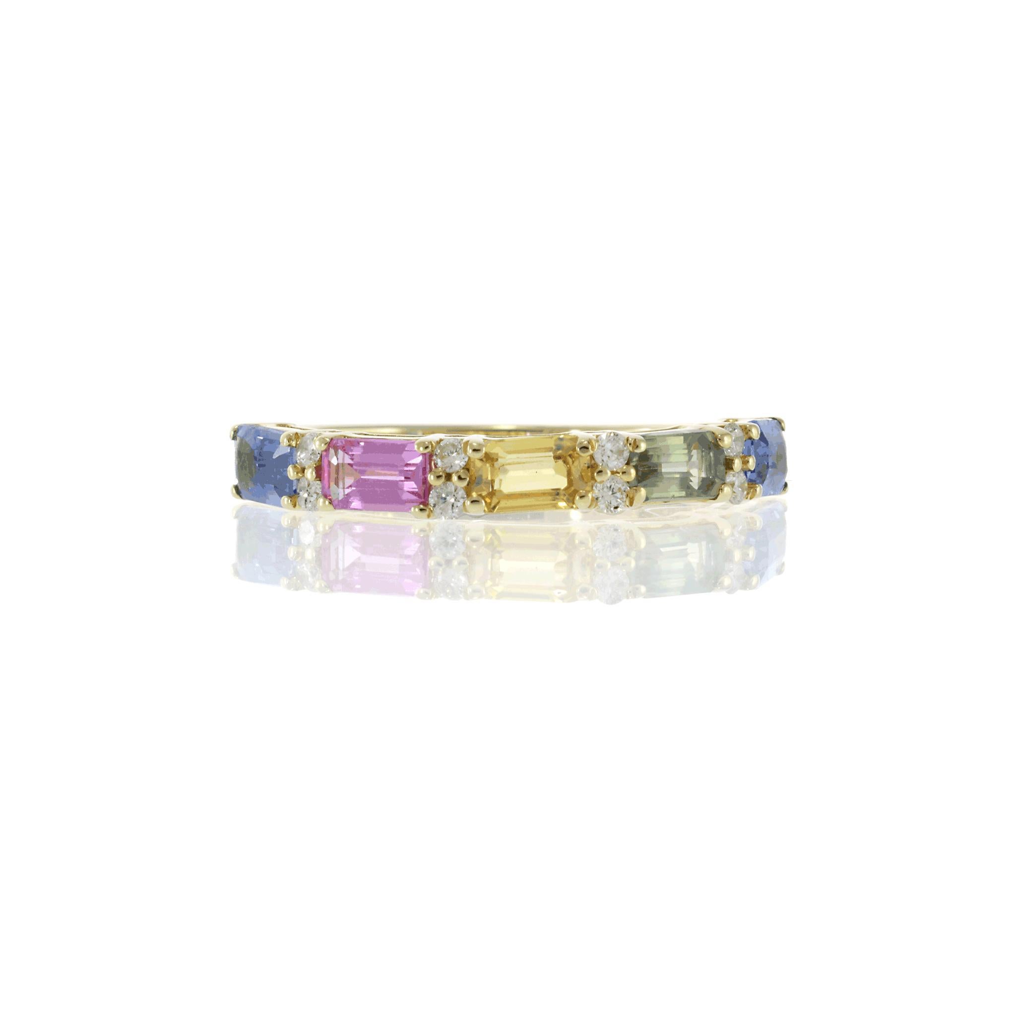 Une célébration vibrante de la couleur, cette bague en or jaune 14KT présente une alternance de saphirs taille baguette dans un arc-en-ciel de teintes, accentuée par des diamants ronds de taille brillante. Les saphirs totalisent 1,80 carats, tandis