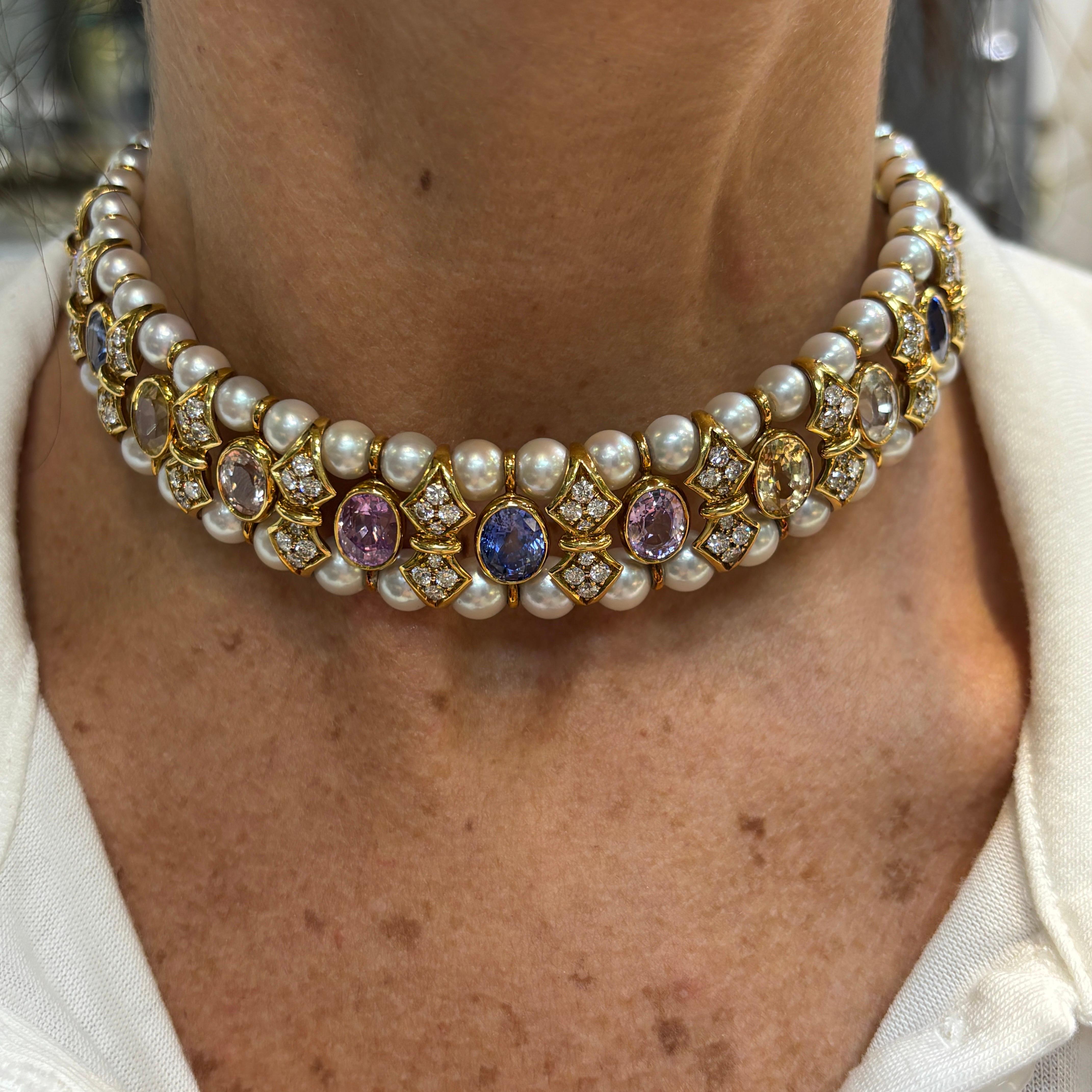 Girocollo di zaffiri e perle multicolore

 Un girocollo con zaffiri multicolore taglio ovale circondati da diamanti taglio rotondo e perle coltivate. 

Misure: Lunghezza 12.5