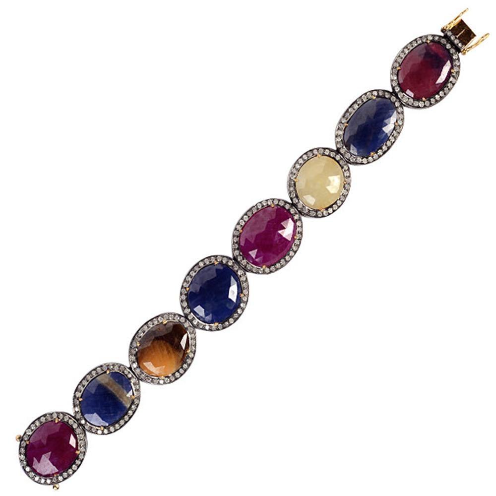 Aggiungi un tocco di colore alla tua pila di bracciali con questo bracciale tennis multicolore con zaffiri e rubini e diamanti in oro e argento. Questo bracciale è davvero un amore per i colori di questa stagione.

18kt