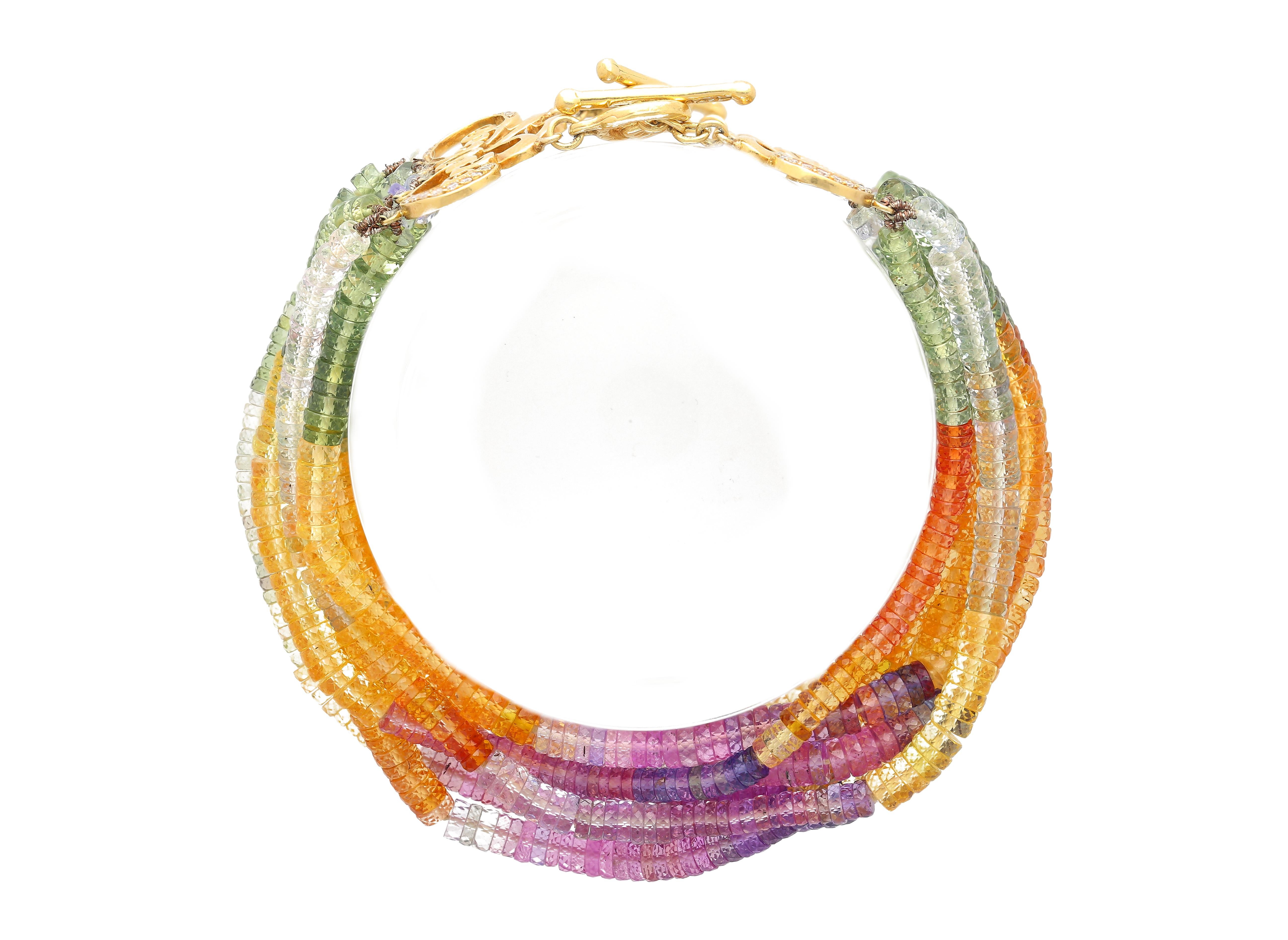 Mehrfarbiges Armband aus 18 Karat Gelbgold mit Saphirperlen und Diamanten in Design im Angebot 4