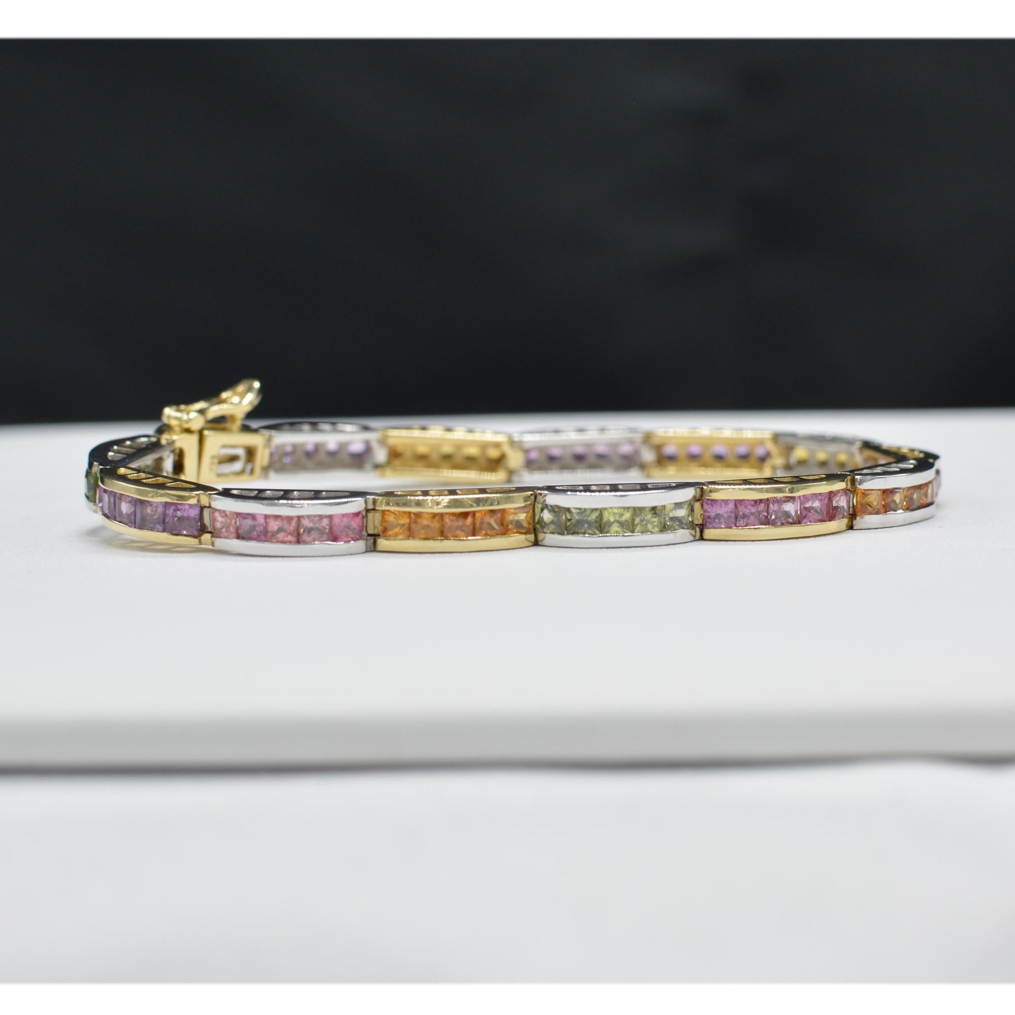 Réglage du canal,
Bracelet de saphirs multicolores Saphirs de qualité AAA Coupe princesse, Total de 8.75 carats. 
Or blanc 14K 19.0 Grammes.
Longueur 7' Inch.
La largeur du bracelet est d'environ 4,6 mm
