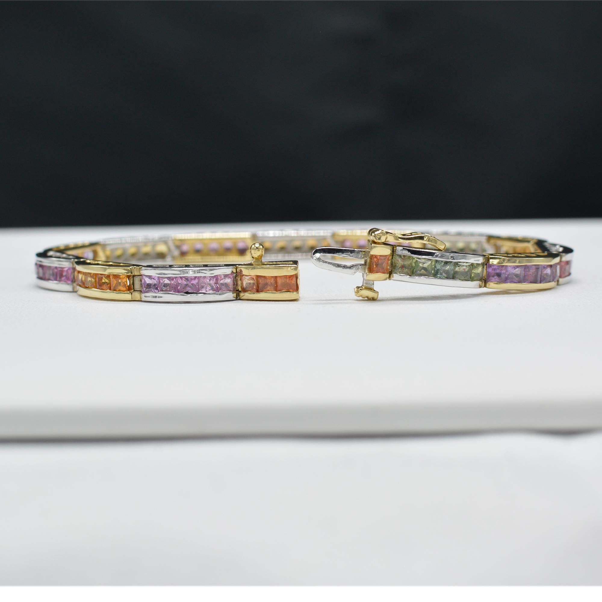 Taille princesse Bracelet bicolore en or blanc et jaune 14 carats avec saphirs multicolores en vente