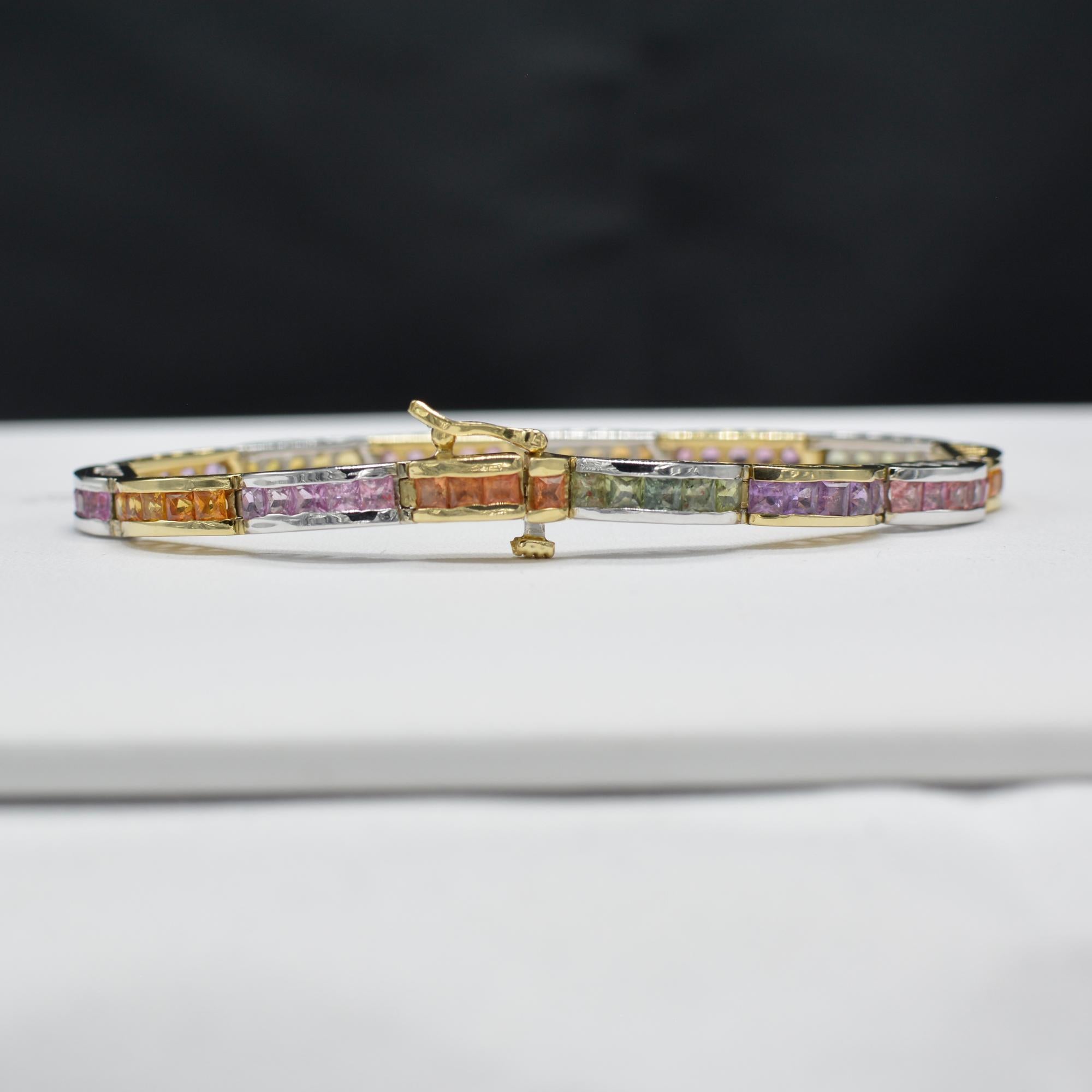 Bracelet bicolore en or blanc et jaune 14 carats avec saphirs multicolores Neuf - En vente à Brooklyn, NY