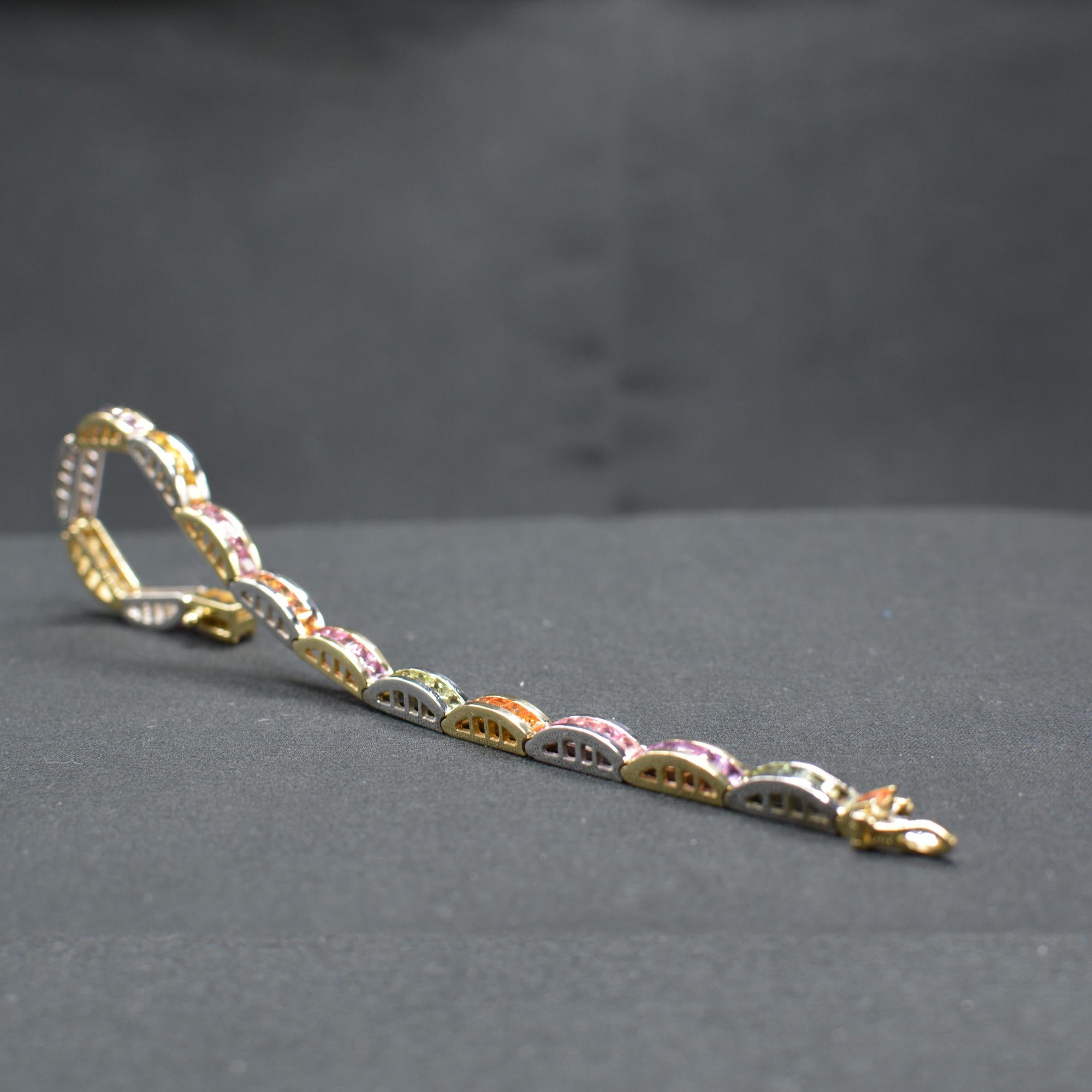 Bracelet bicolore en or blanc et jaune 14 carats avec saphirs multicolores en vente 1