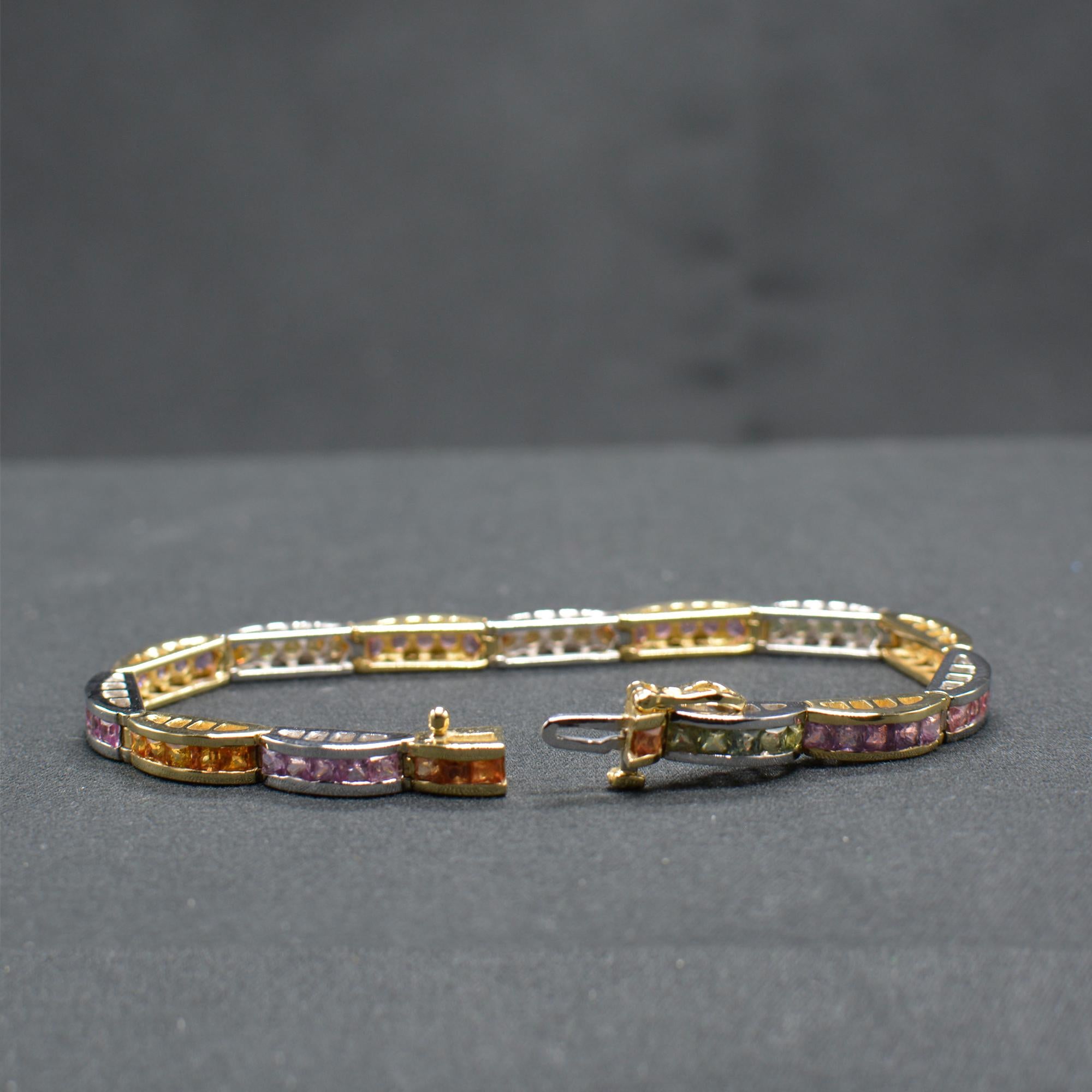 Bracelet bicolore en or blanc et jaune 14 carats avec saphirs multicolores en vente 3