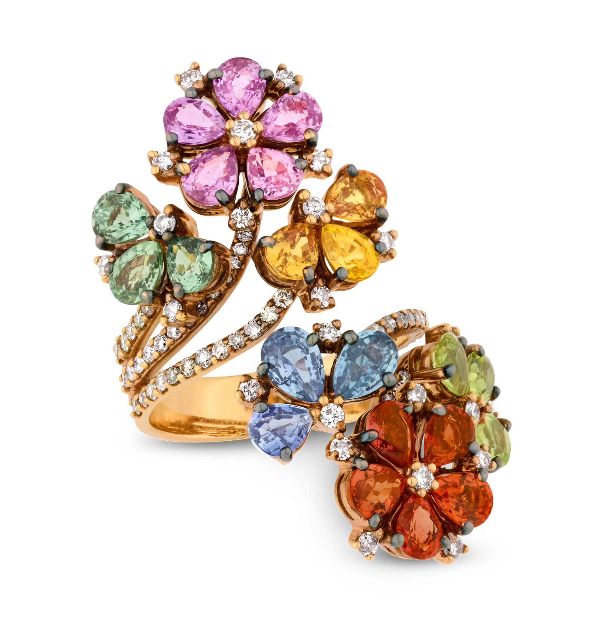 Come un giardino vibrante in piena fioritura, questo squisito anello bypass floreale esplode di colore. Zaffiri a forma di pera dalle tonalità abbaglianti - arancione per un totale di 1,45 carati, blu per un totale di 1,40 carati, rosa per un totale