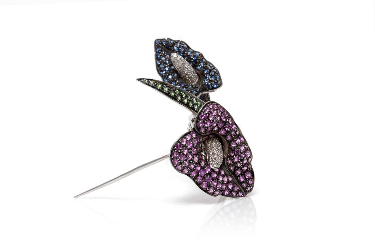 Taille ronde Broche fleur de lys de saphir multicolore avec diamants en vente