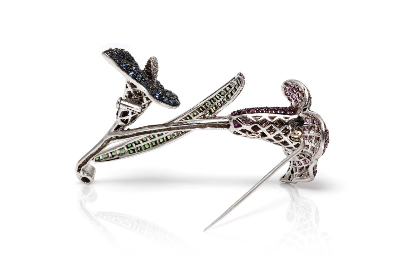 Broche fleur de lys de saphir multicolore avec diamants Bon état - En vente à New York, NY