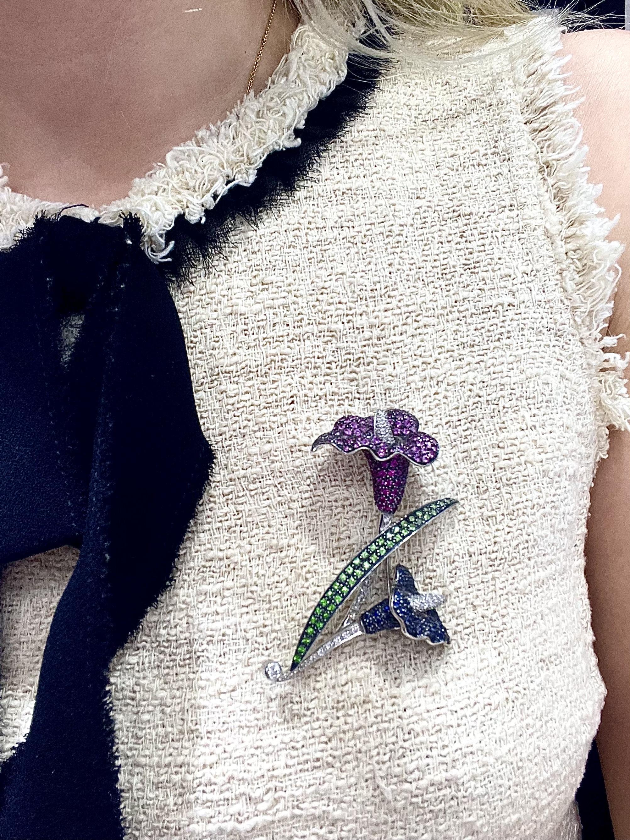 Broche fleur de lys de saphir multicolore avec diamants Pour femmes en vente