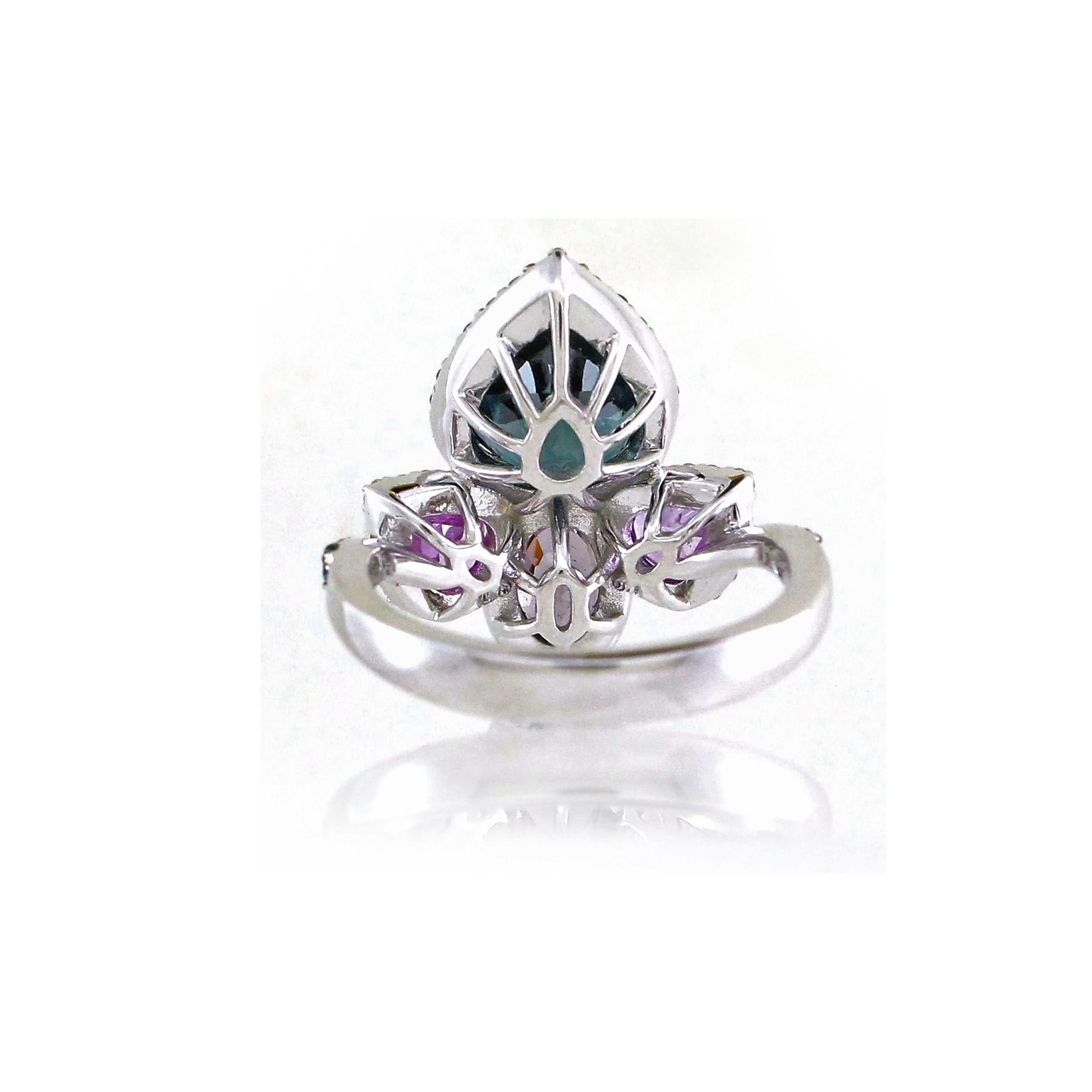 Dieser Ring ist ein hypnotisierendes Fest der Farben und des Glanzes. Eine schillernde Reihe von mehrfarbigen Saphiren mit einem Gesamtgewicht von 4,82 ct. steht im Mittelpunkt und strahlt ein Spektrum lebendiger Farbtöne aus. Akzentuiert mit