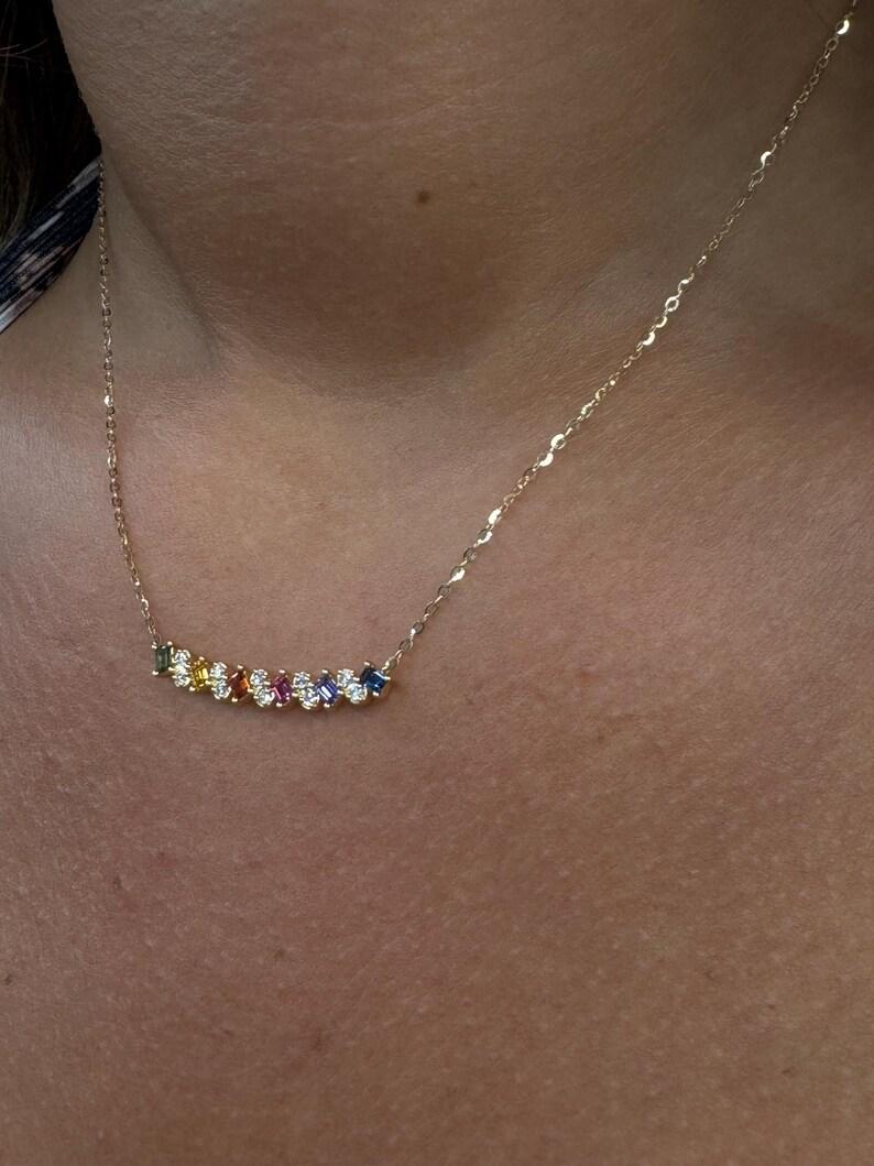 Contemporain Collier avec pendentif en saphir multicolore et diamant 07.1 CTTW or jaune 18KT en vente