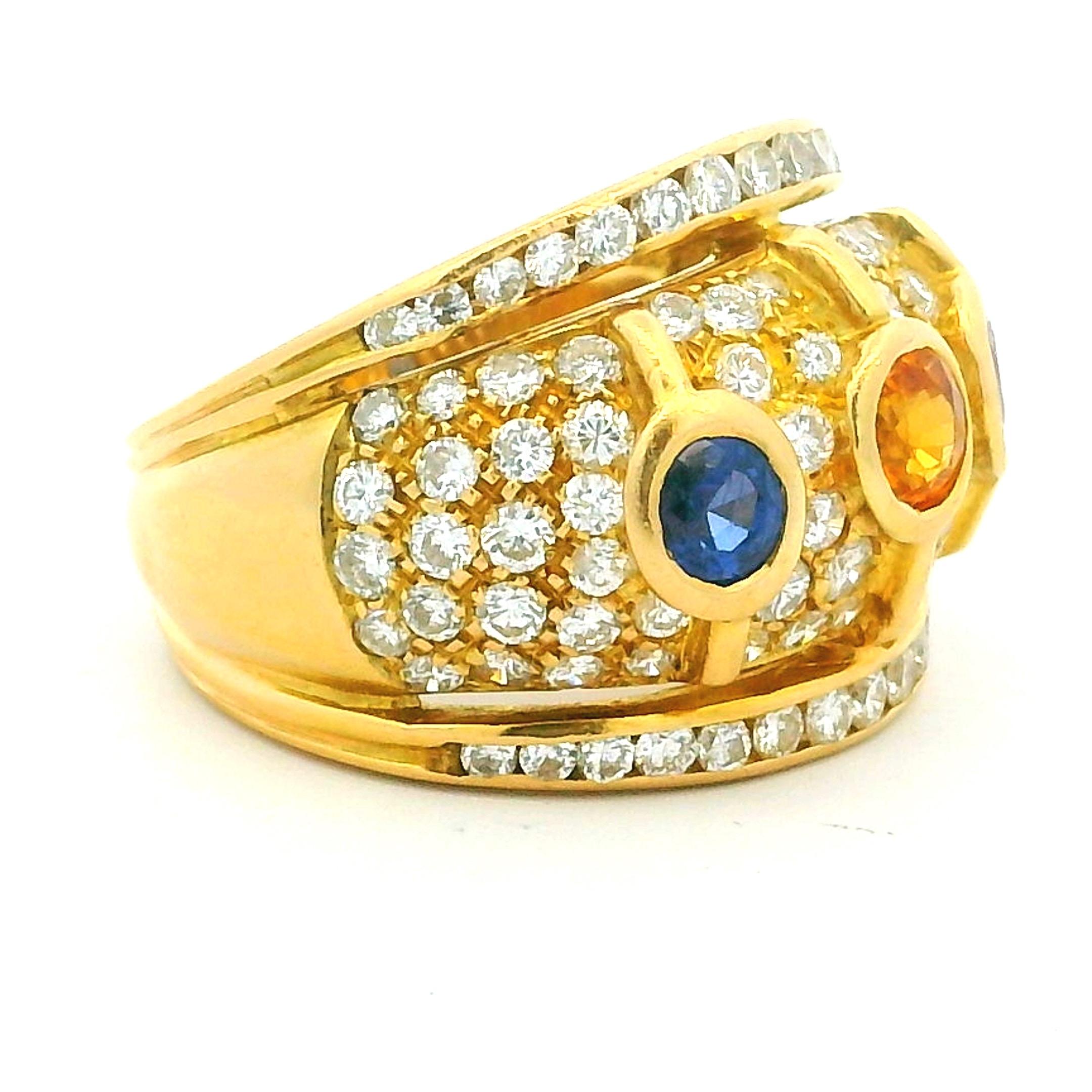 Anillo de cóctel de zafiro multicolor y diamantes en oro amarillo de 18 quilates, circa años 80 Cabujón en venta