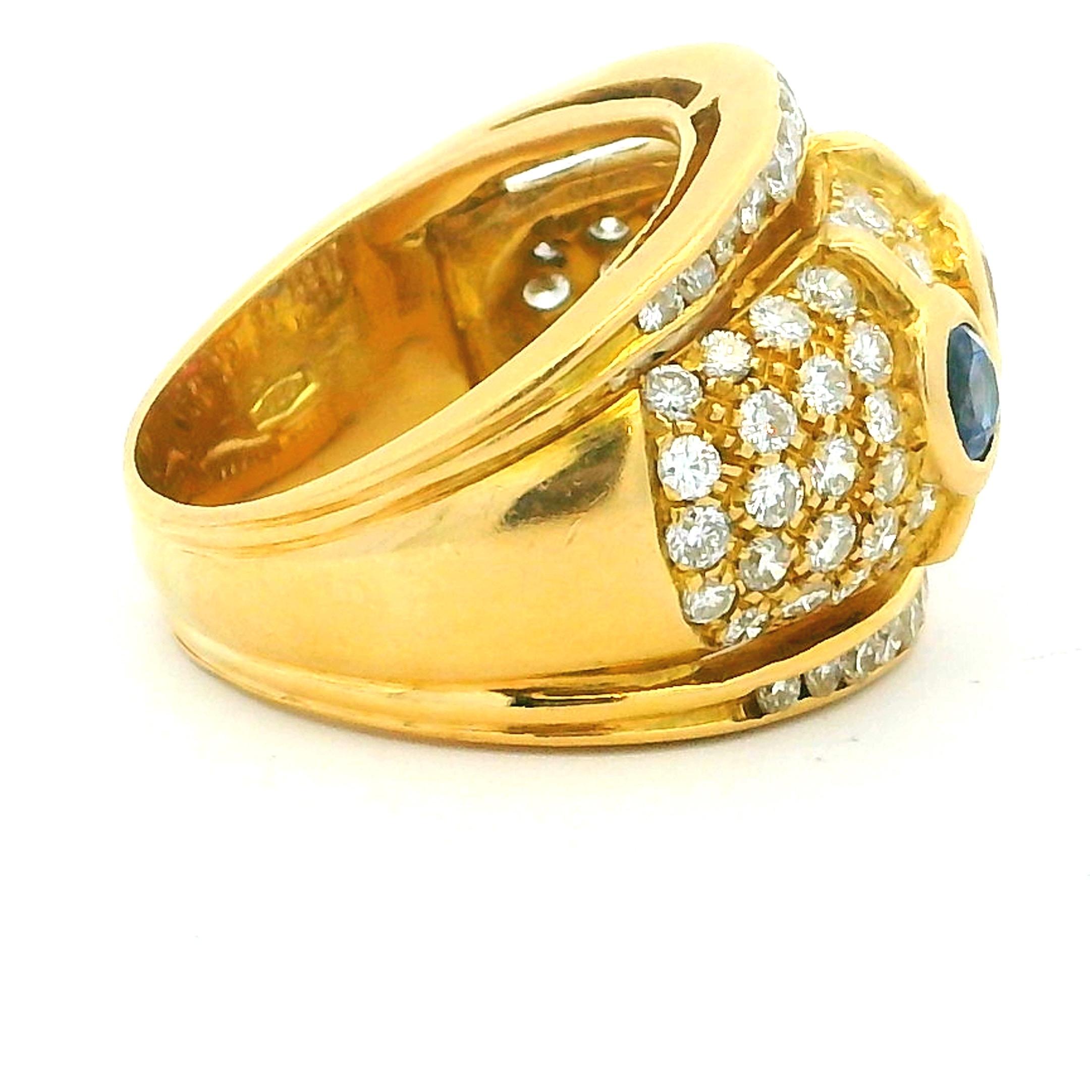Anillo de cóctel de zafiro multicolor y diamantes en oro amarillo de 18 quilates, circa años 80 en Excelente estado para la venta en Miami, FL