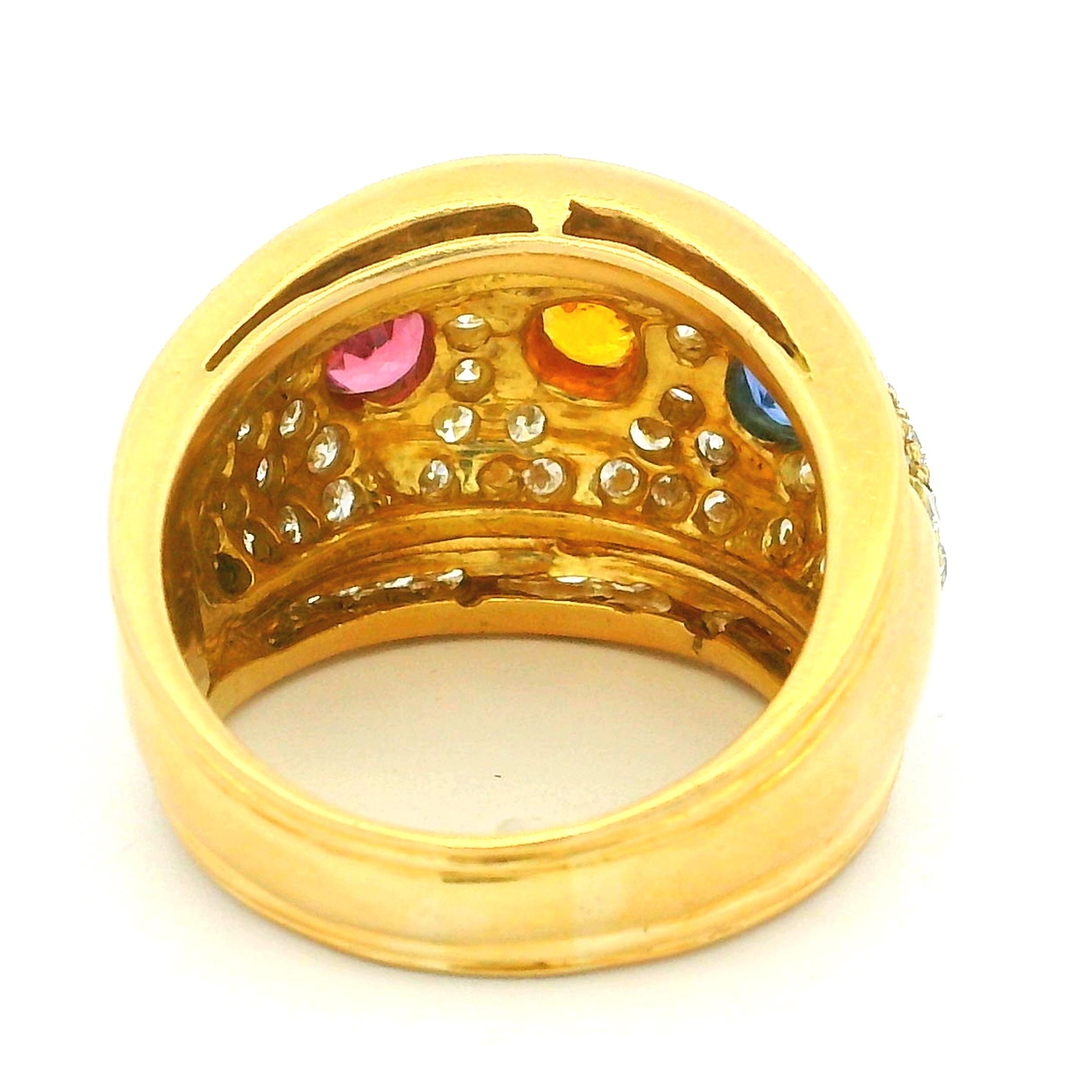 Anillo de cóctel de zafiro multicolor y diamantes en oro amarillo de 18 quilates, circa años 80 en venta 1