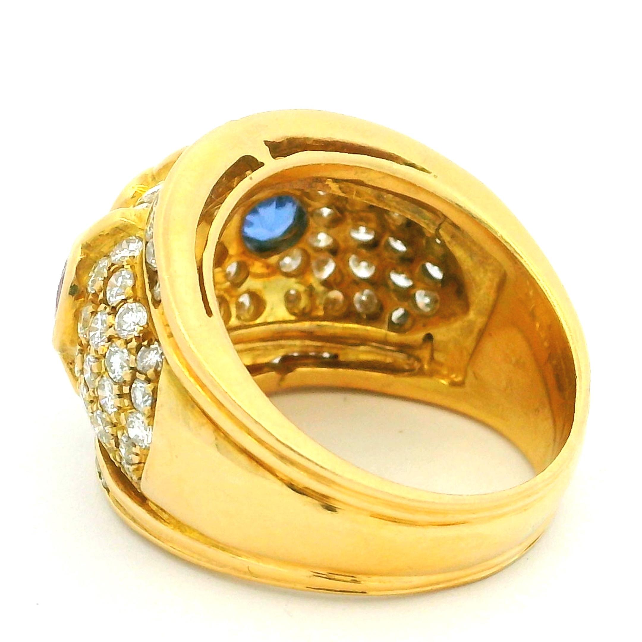 Anillo de cóctel de zafiro multicolor y diamantes en oro amarillo de 18 quilates, circa años 80 en venta 2