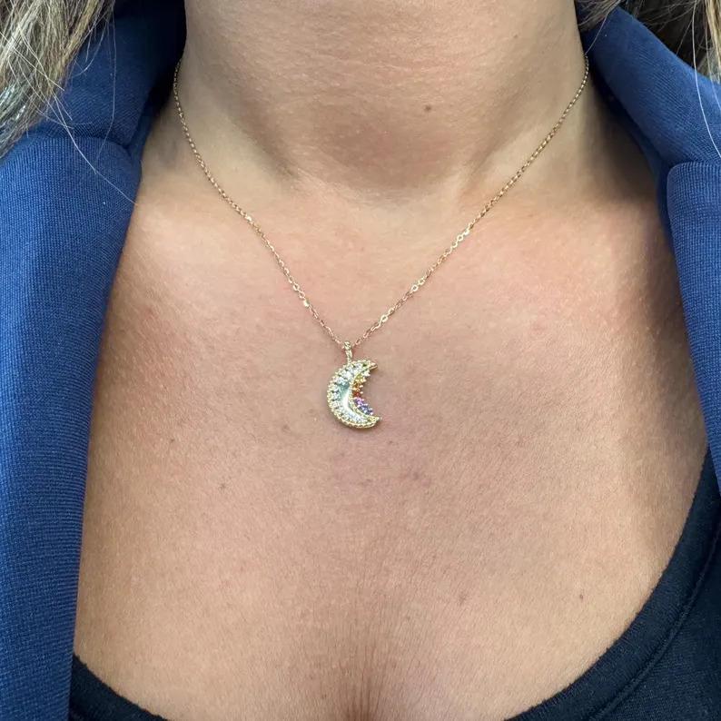 Contemporaneo Collana con ciondolo a mezzaluna con diamante e zaffiro multicolore 0,21 carati 18KT in vendita