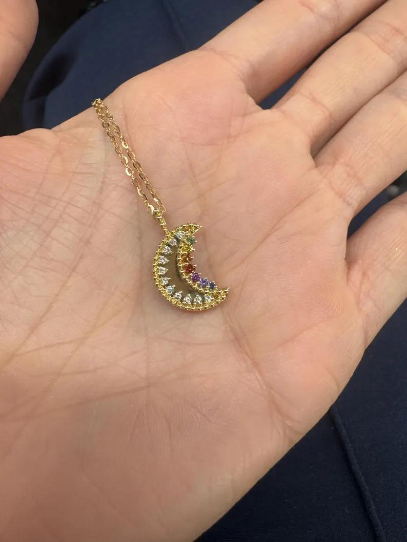 Taglio rotondo Collana con ciondolo a mezzaluna con diamante e zaffiro multicolore 0,21 carati 18KT in vendita