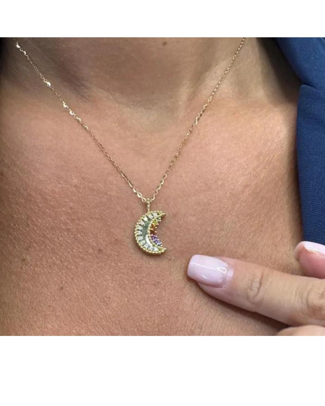 Collana con ciondolo a mezzaluna con diamante e zaffiro multicolore 0,21 carati 18KT In condizioni Nuovo in vendita a New York, NY