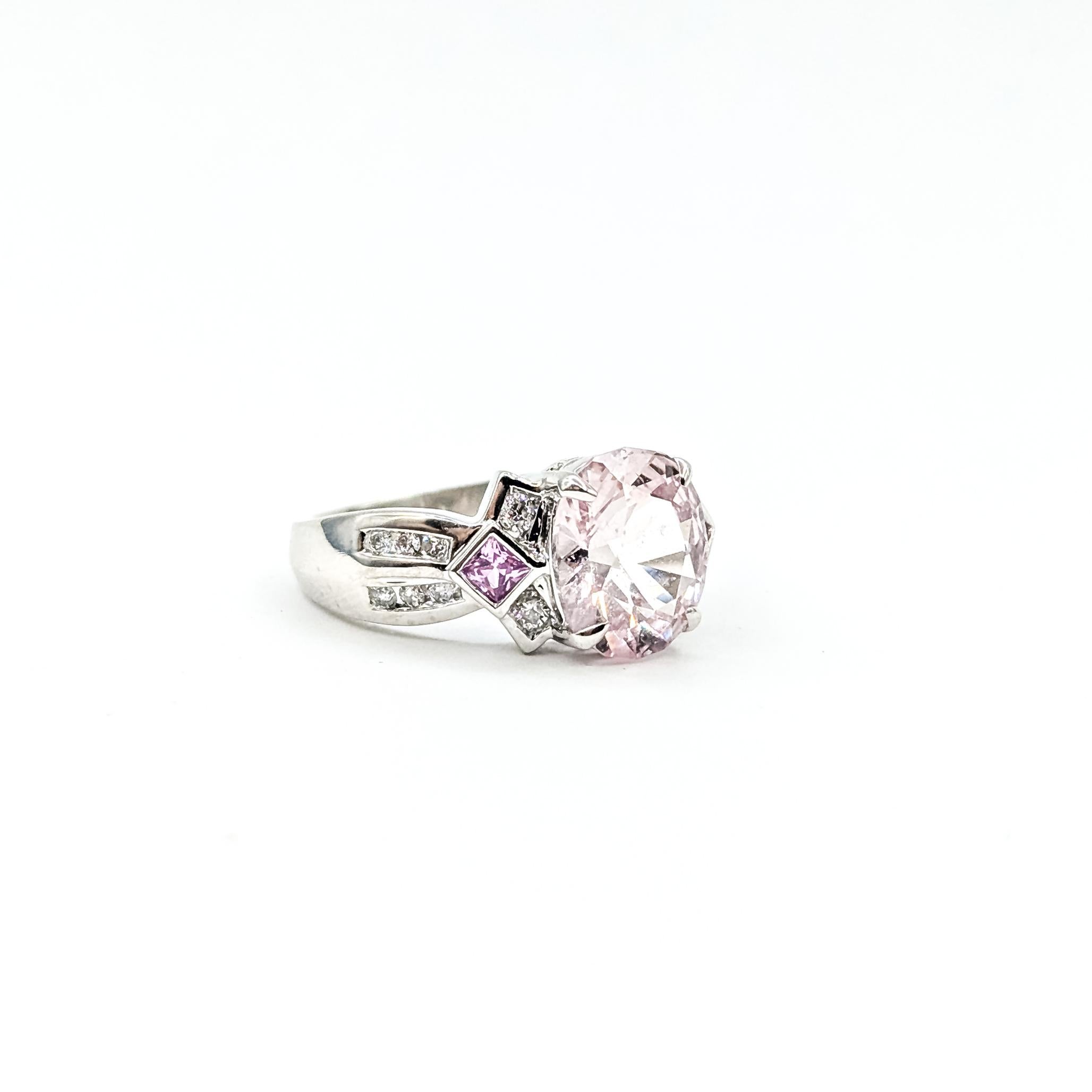 Anello con zaffiro e diamante multicolore a 14 carati

Questo anello è realizzato in oro bianco 14 carati e presenta uno zaffiro rosa da 3,72 carati incastonato in un design multicolore, accentuato da altri zaffiri rosa e diamanti. I diamanti