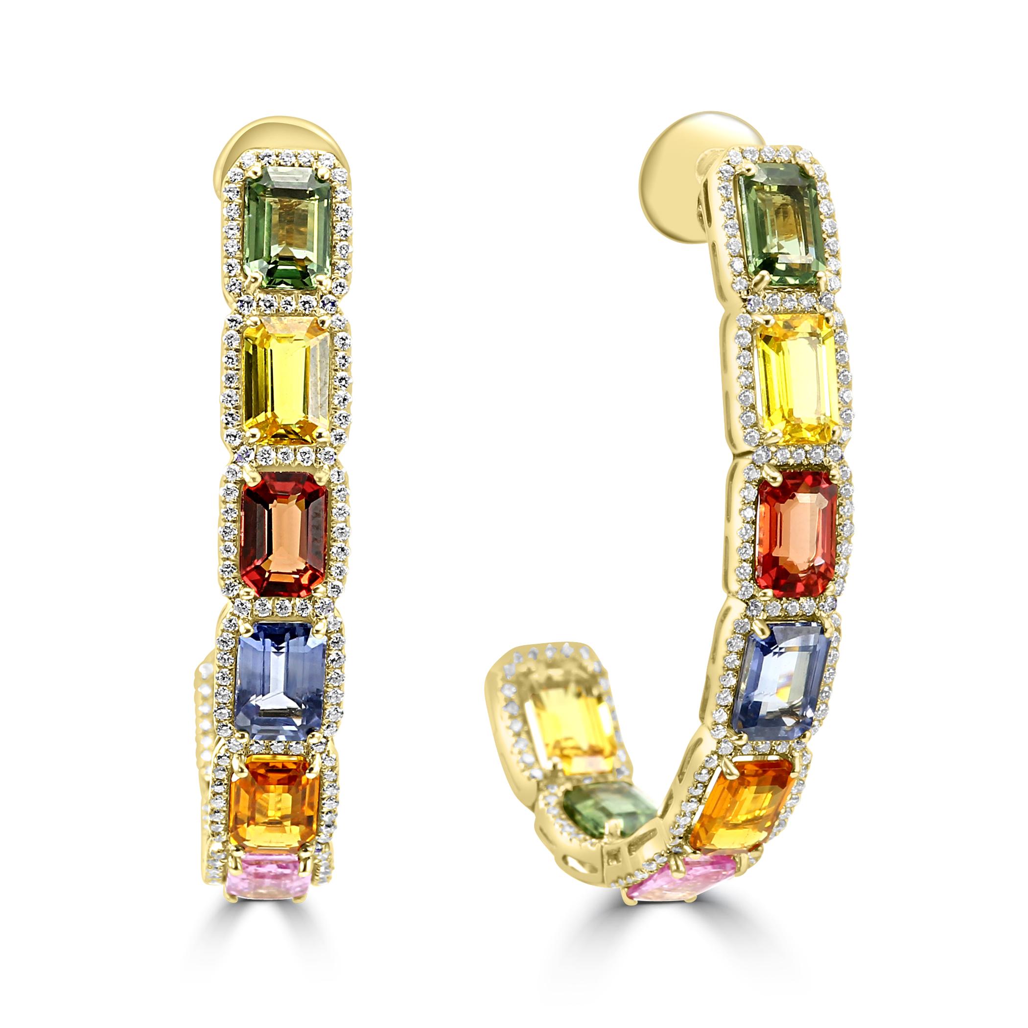 Appréciez la danse des couleurs avec nos boucles d'oreilles pendantes en saphir multicolore et diamant. 

Chaque boucle d'oreille présente 5,245 carats de saphirs multicolores, pour un total de 10,49 carats. Ces saphirs sont soigneusement