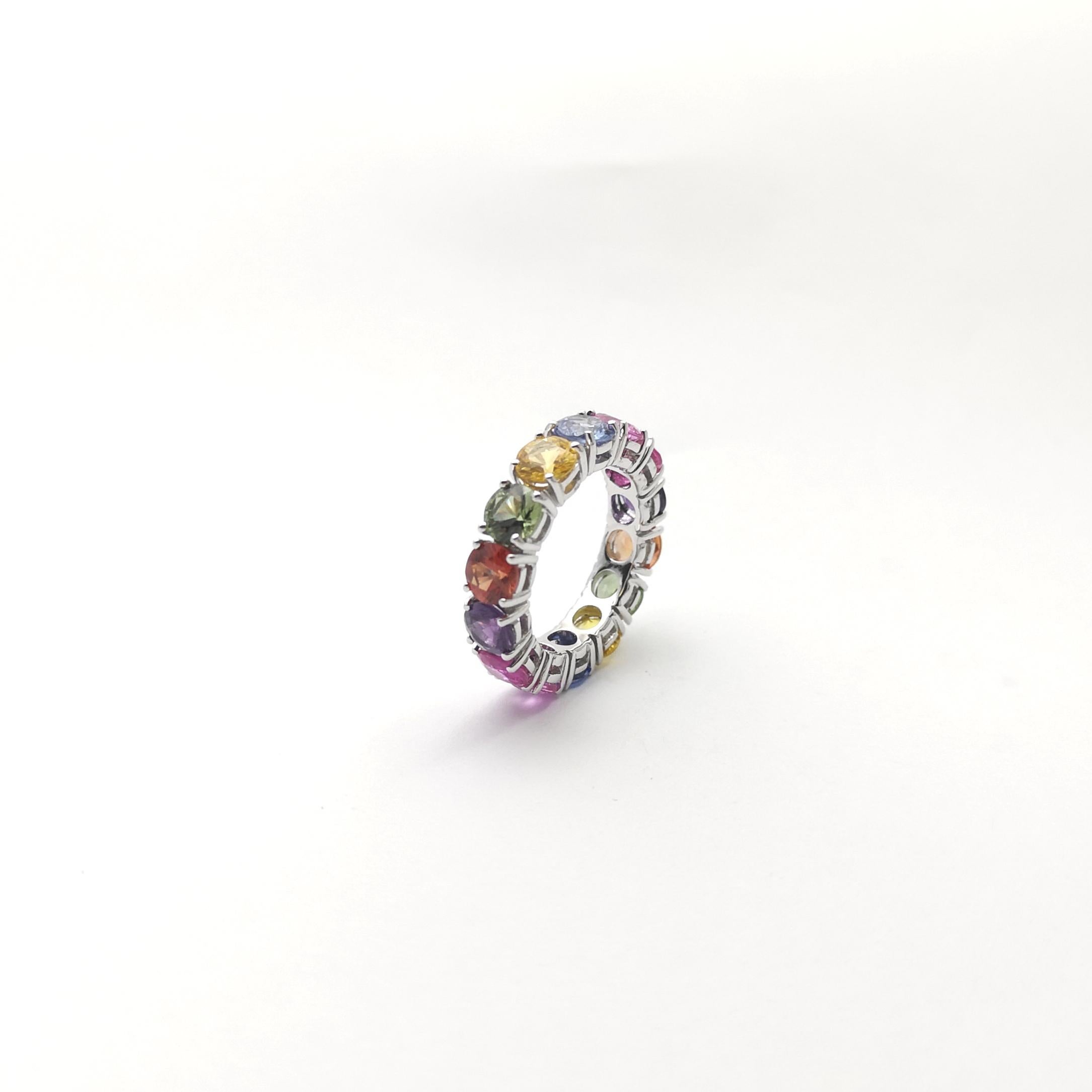 Bague d'éternité en saphir multicolore sertie dans une monture en or blanc 18 carats en vente 4