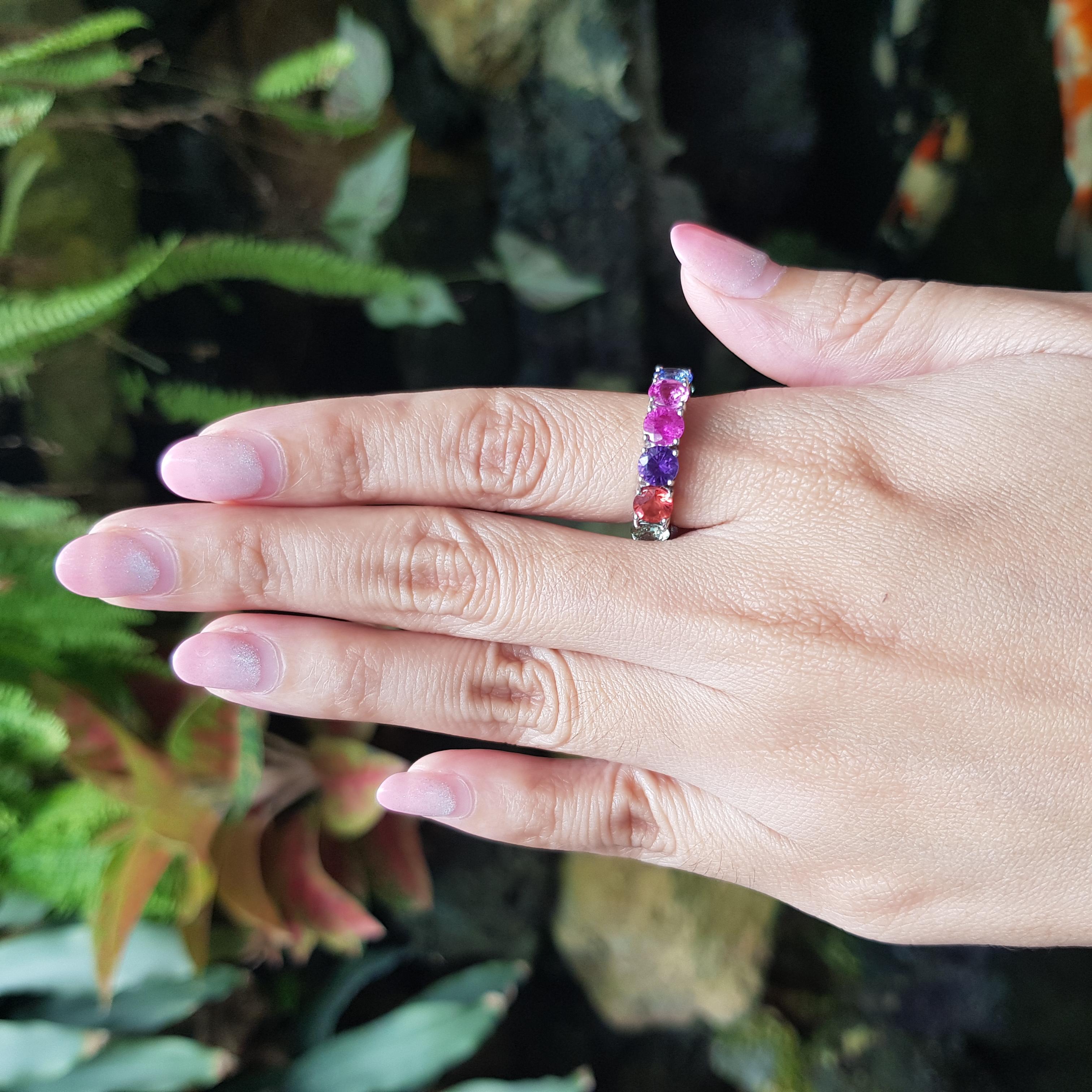 Bague d'éternité en or blanc 18 carats avec saphir multicolore de 9,19 carats

Largeur :  2.4 cm 
Longueur : 0.5 cm
Taille de l'anneau : 54
Poids total : 7,52 grammes

