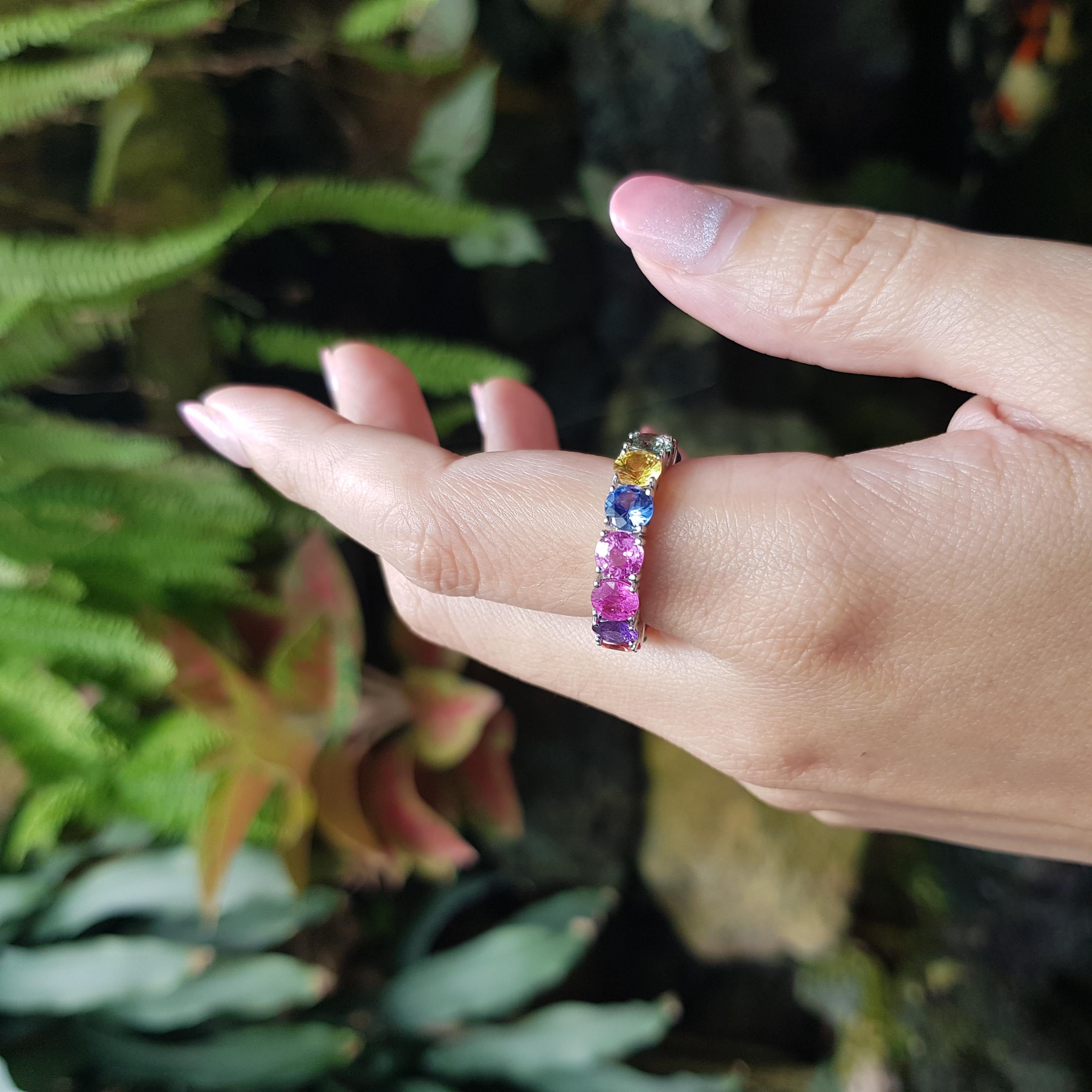 Contemporain Bague d'éternité en saphir multicolore sertie dans une monture en or blanc 18 carats en vente