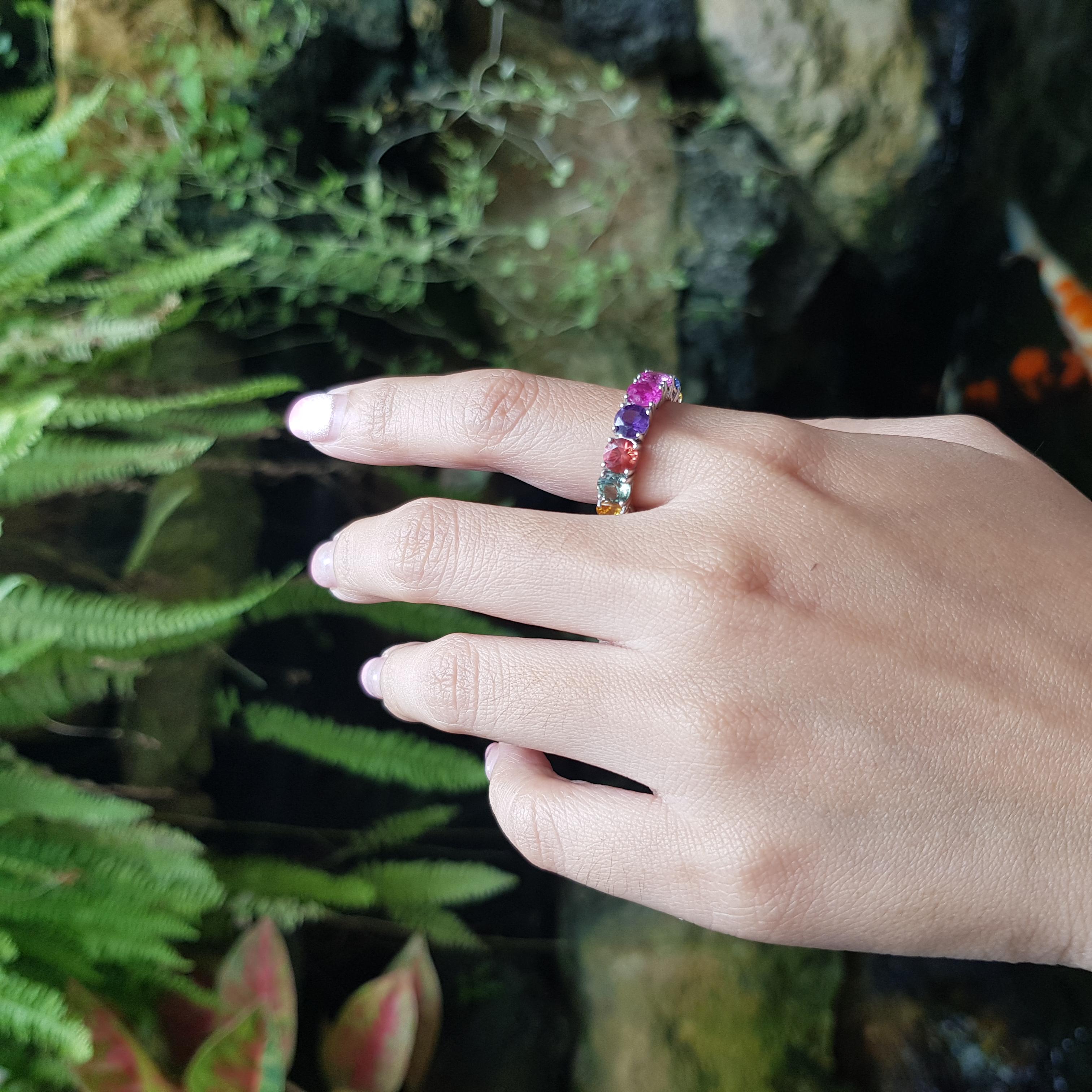Taille ronde Bague d'éternité en saphir multicolore sertie dans une monture en or blanc 18 carats en vente