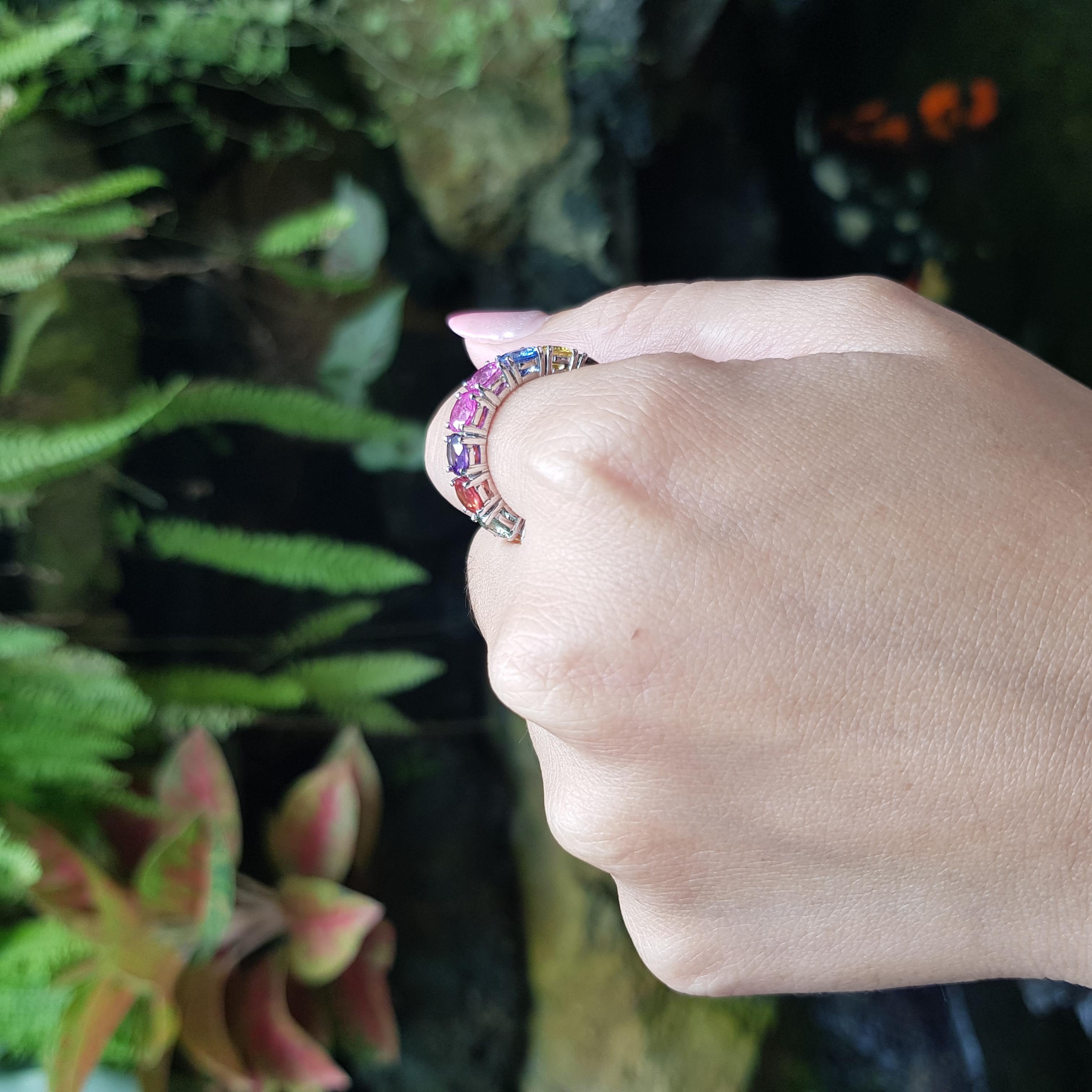Bague d'éternité en saphir multicolore sertie dans une monture en or blanc 18 carats Neuf - En vente à Bangkok, TH