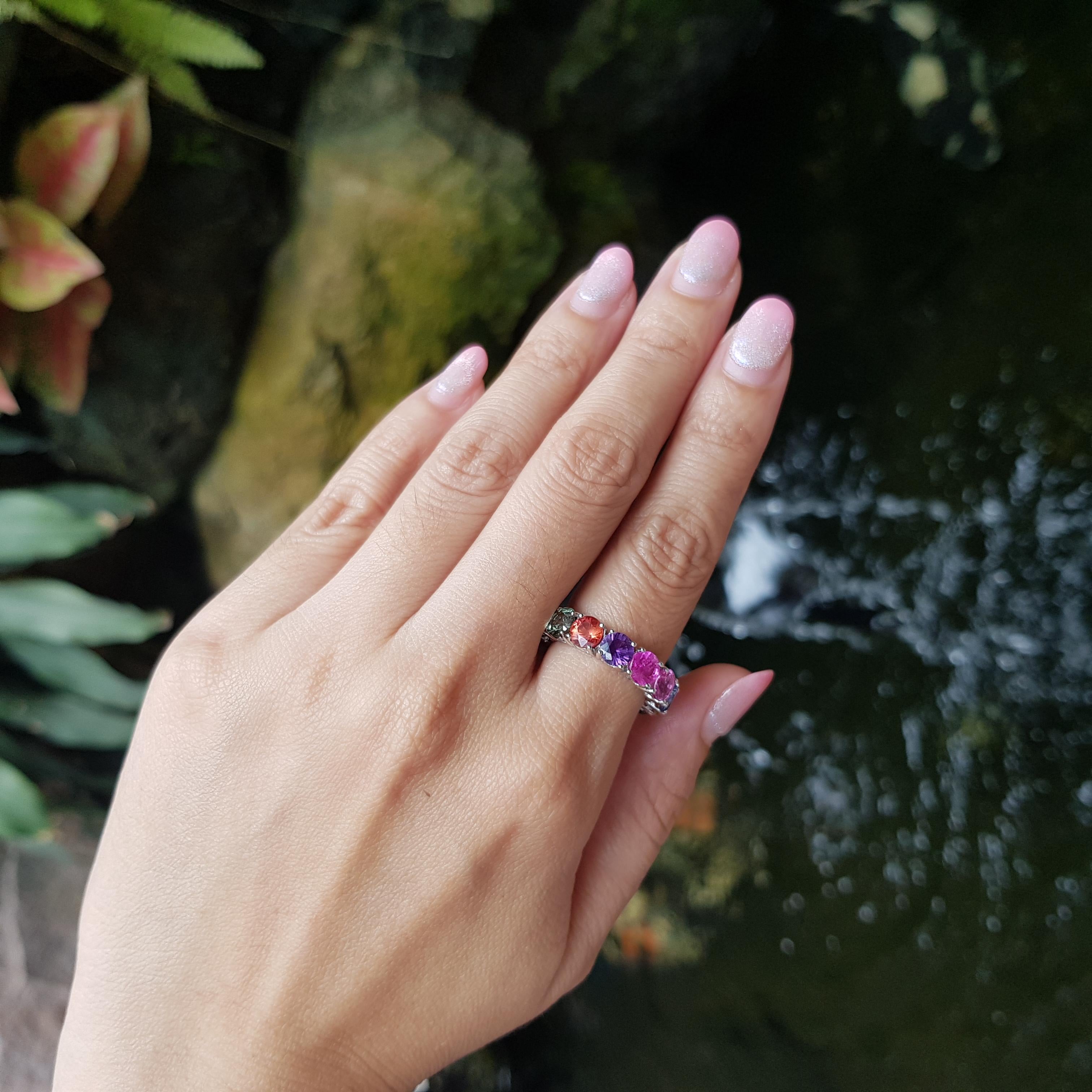 Bague d'éternité en saphir multicolore sertie dans une monture en or blanc 18 carats Pour femmes en vente