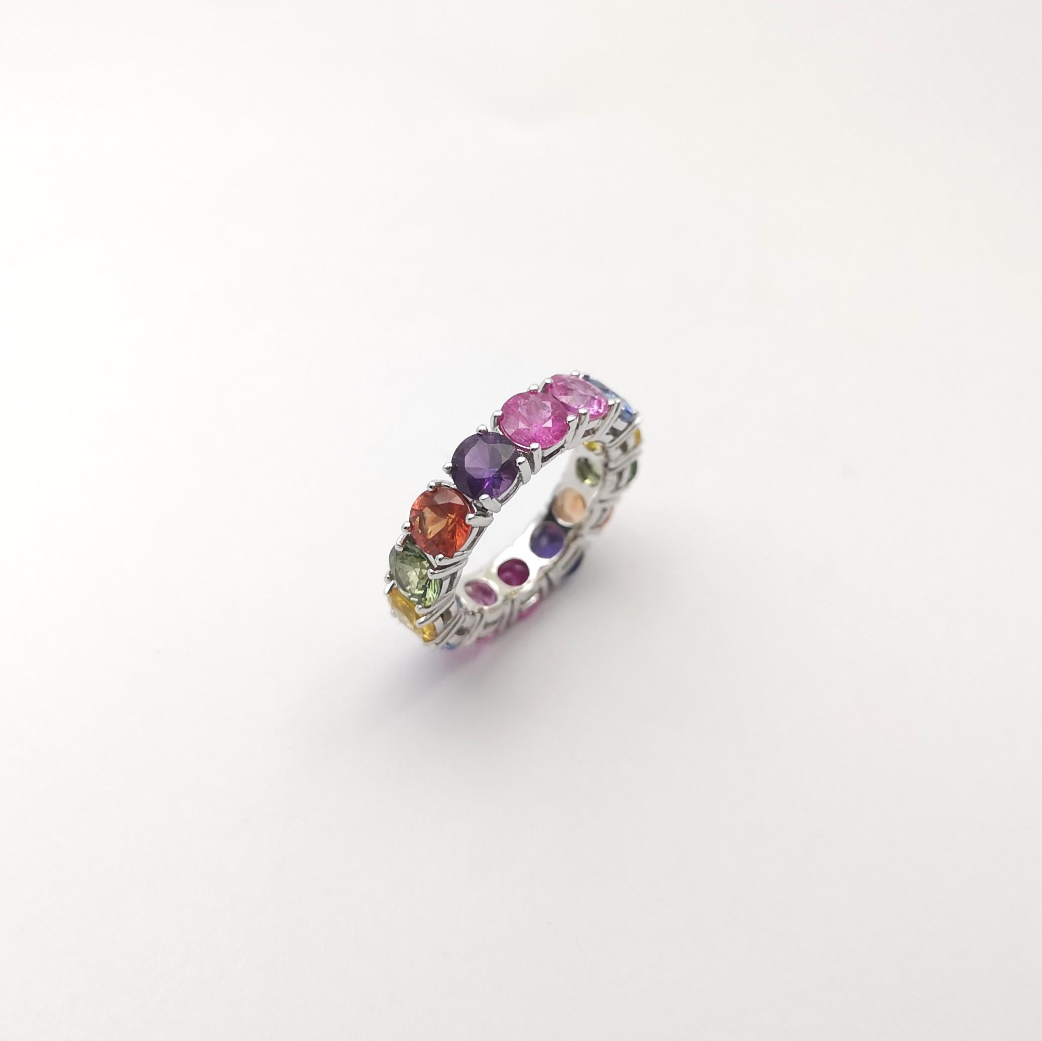 Bague d'éternité en saphir multicolore sertie dans une monture en or blanc 18 carats en vente 1