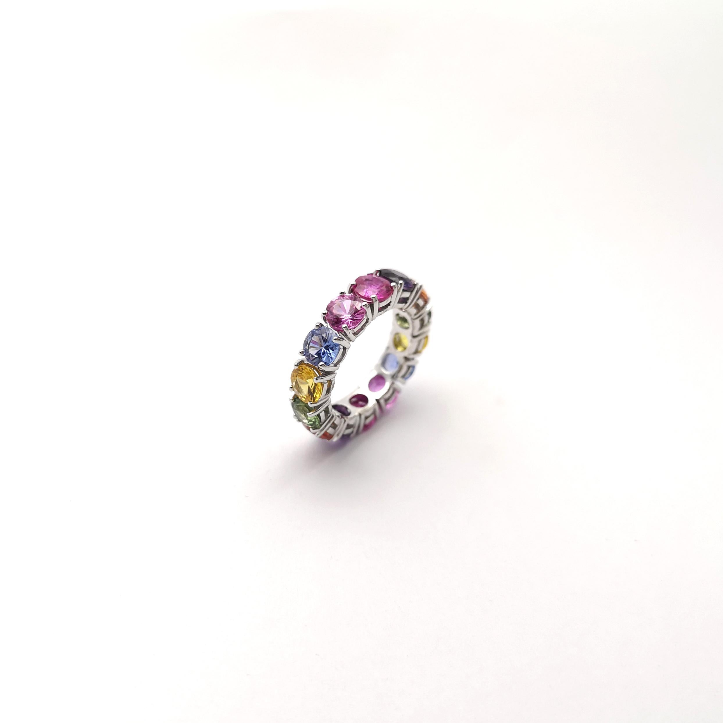 Bague d'éternité en saphir multicolore sertie dans une monture en or blanc 18 carats en vente 3