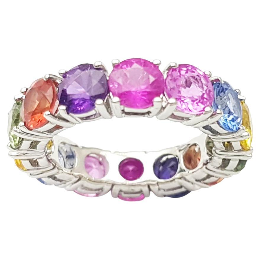 Bague d'éternité en saphir multicolore sertie dans une monture en or blanc 18 carats en vente