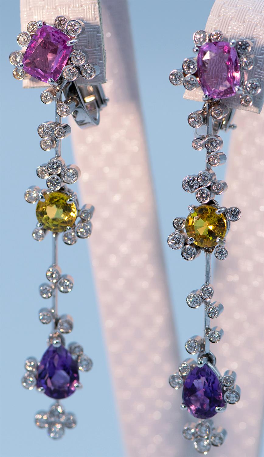 Contemporain Boucles d'oreilles saphirs multicolores roses, jaunes et violettes en vente